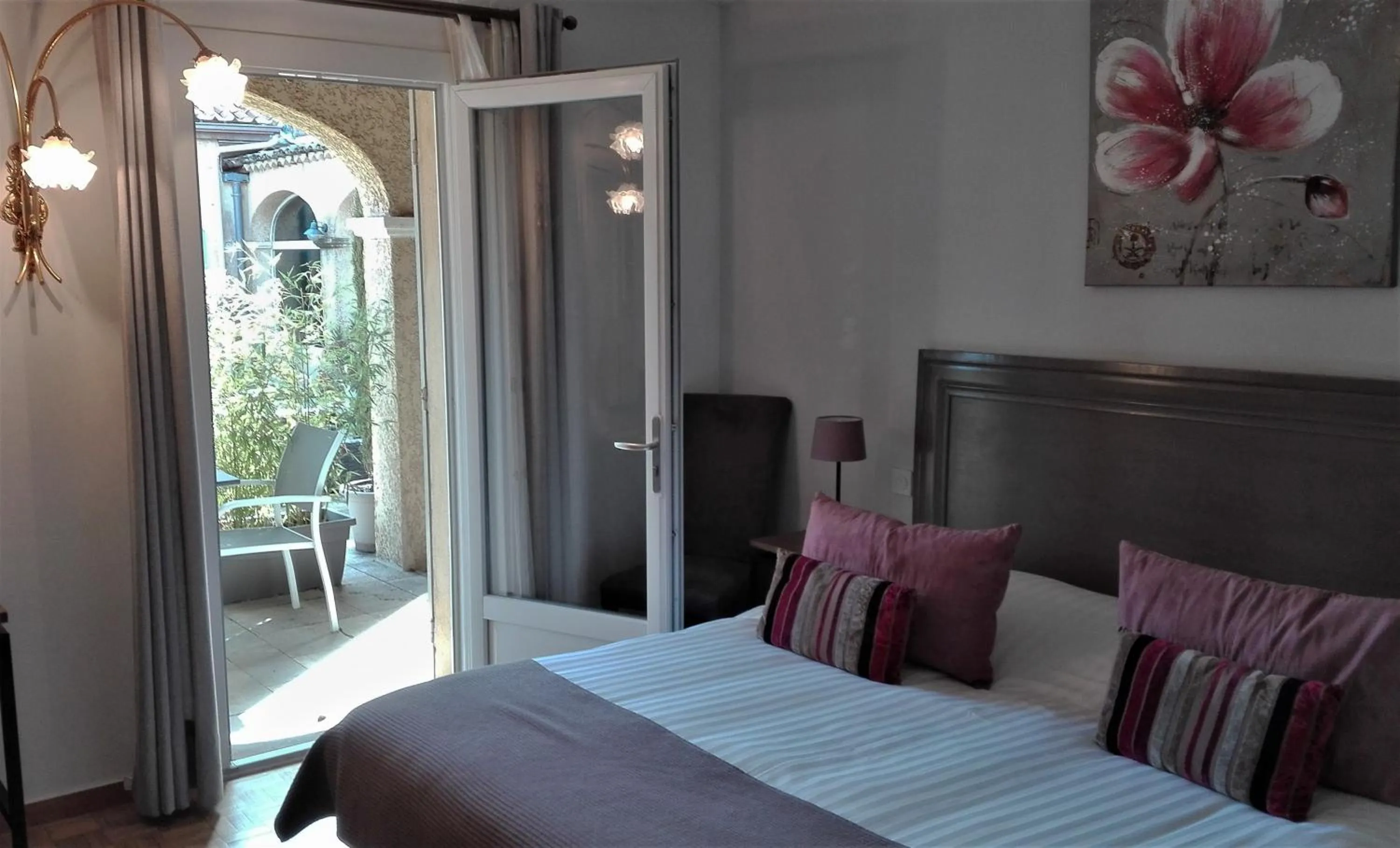 Balcony/Terrace, Bed in Logis Hôtel Fabian des Baux