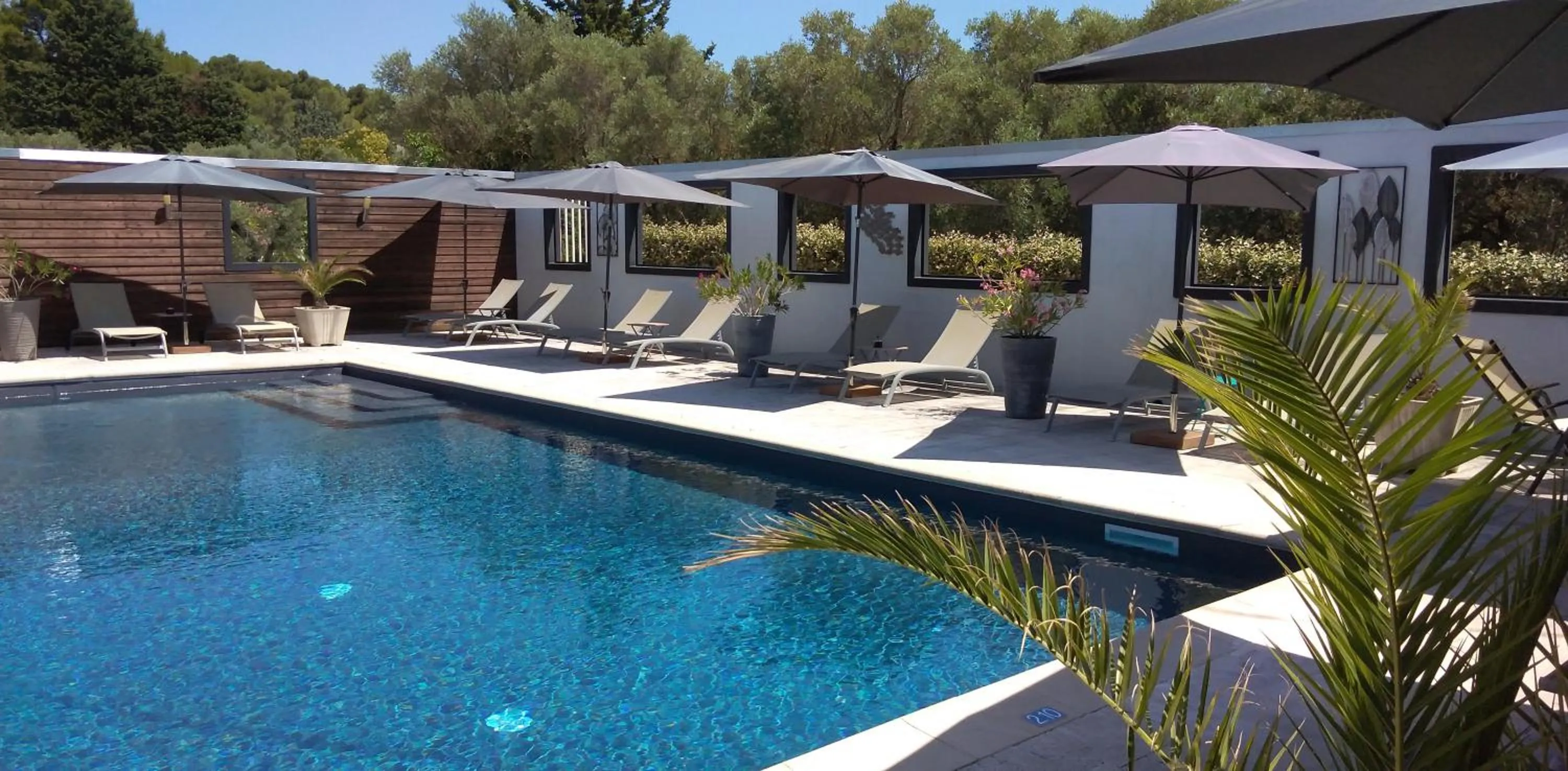 Swimming pool in Logis Hôtel Fabian des Baux