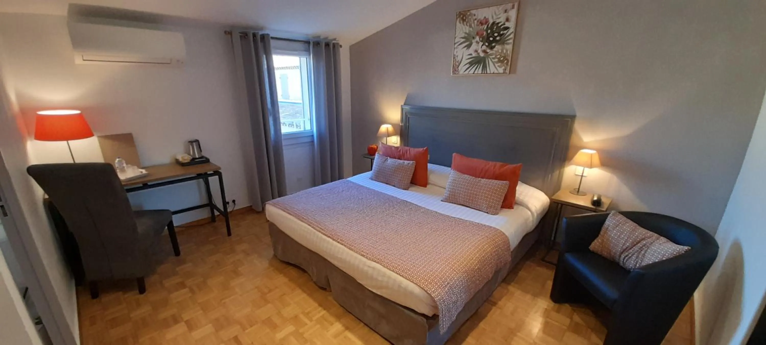 Photo of the whole room, Bed in Logis Hôtel Fabian des Baux