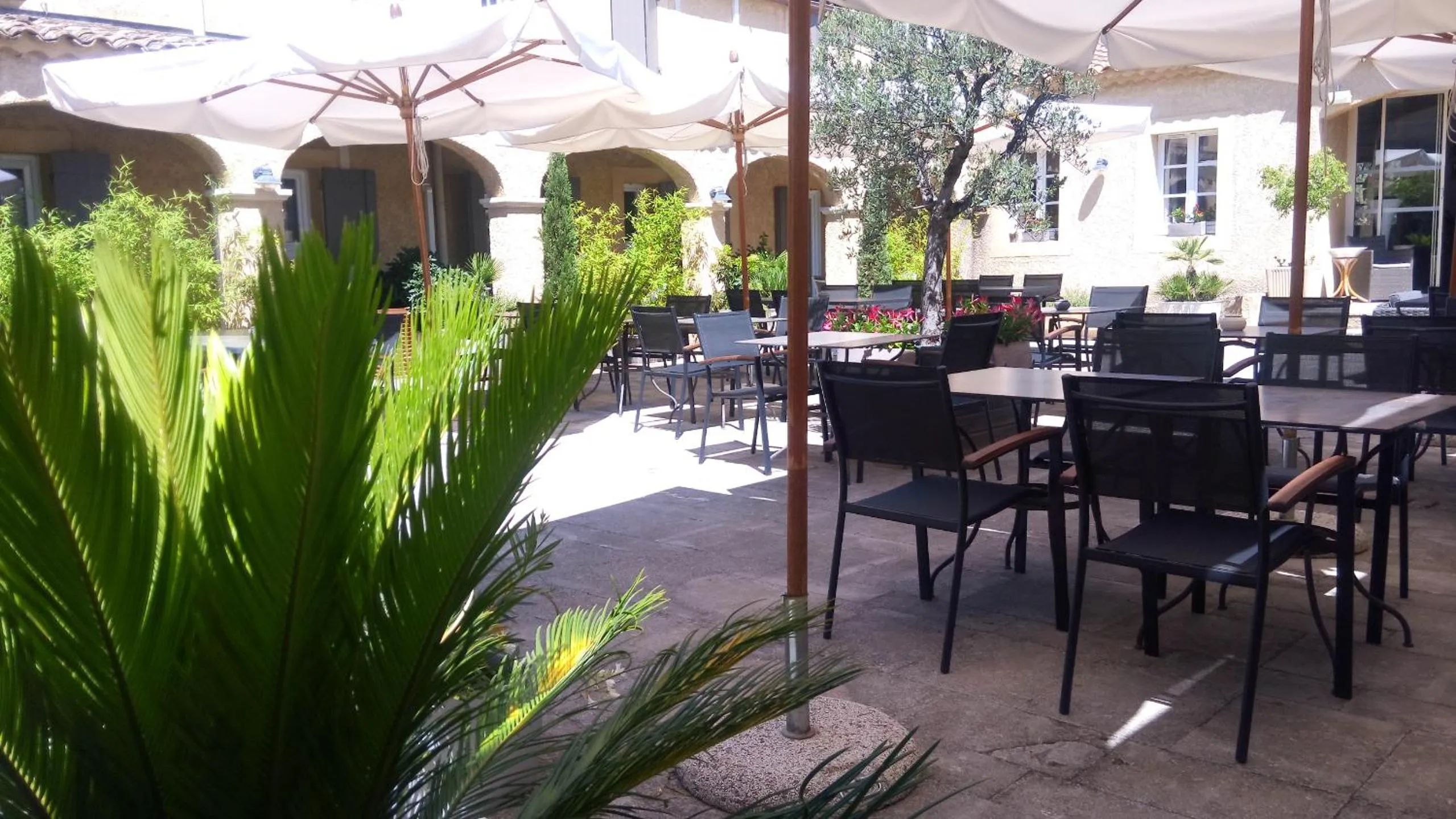 Patio in Logis Hôtel Fabian des Baux