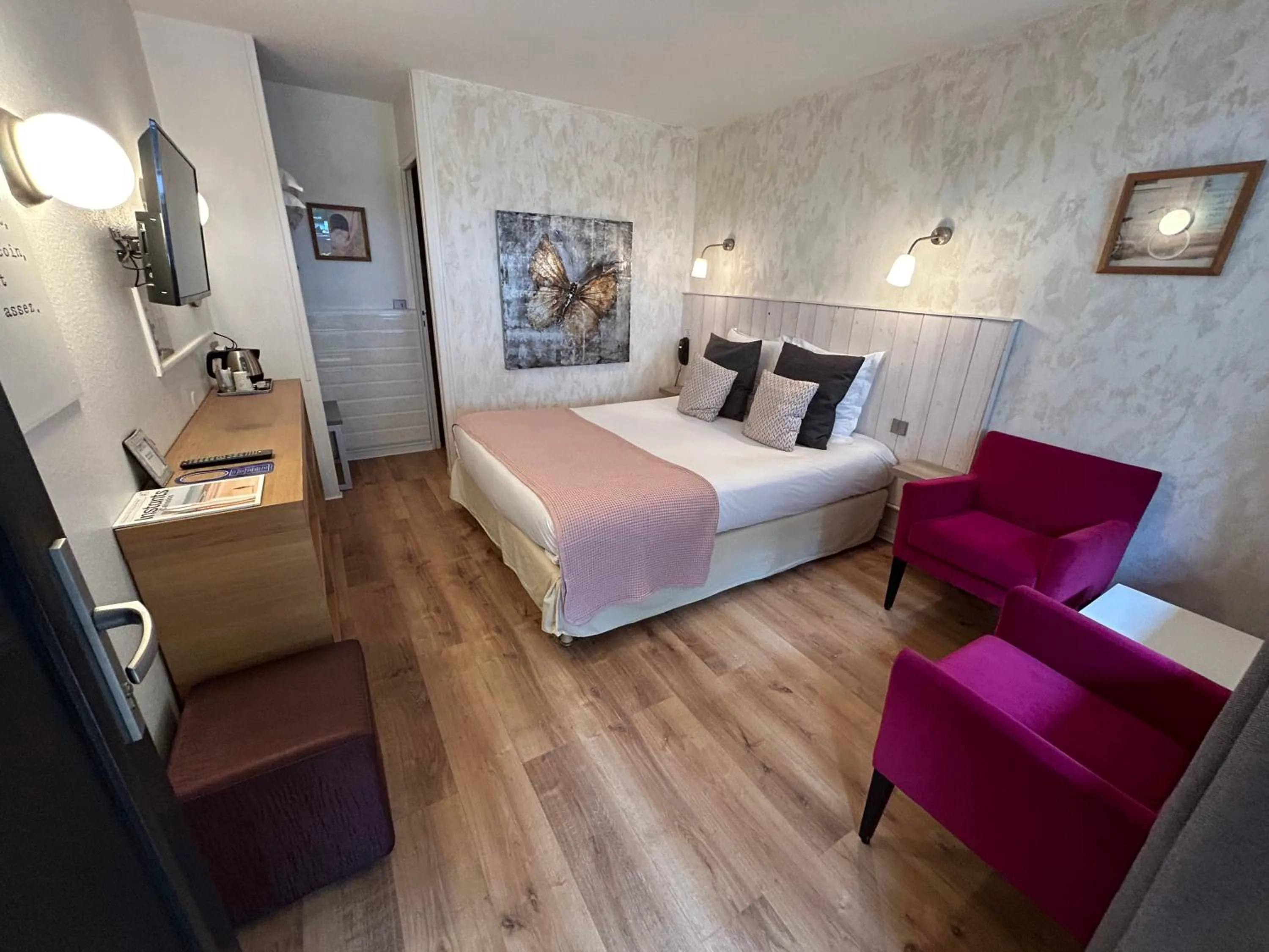 Photo of the whole room, Bed in Hôtel Monet