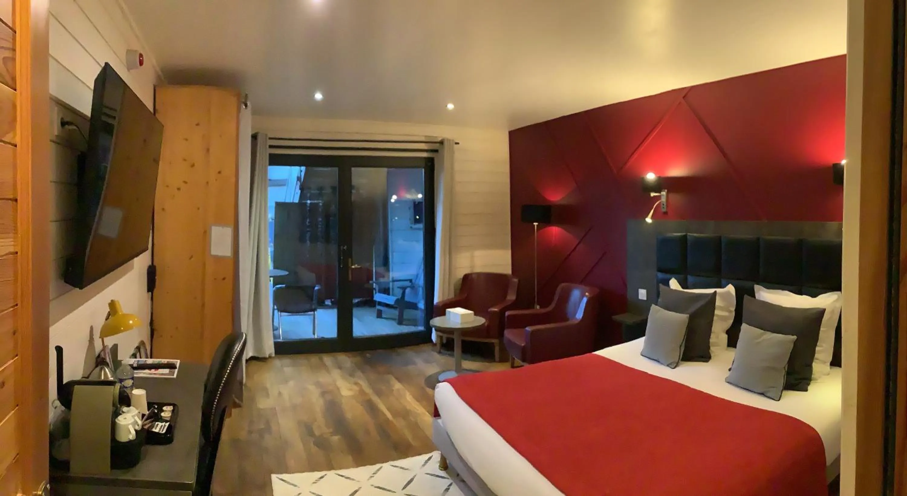 Photo of the whole room, Bed in Hôtel Monet