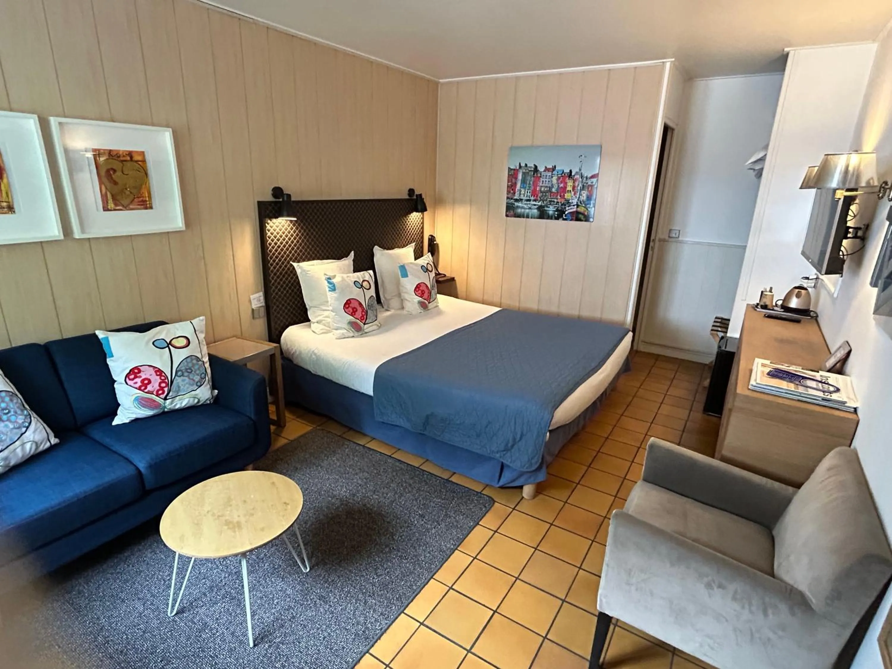 Photo of the whole room, Bed in Hôtel Monet