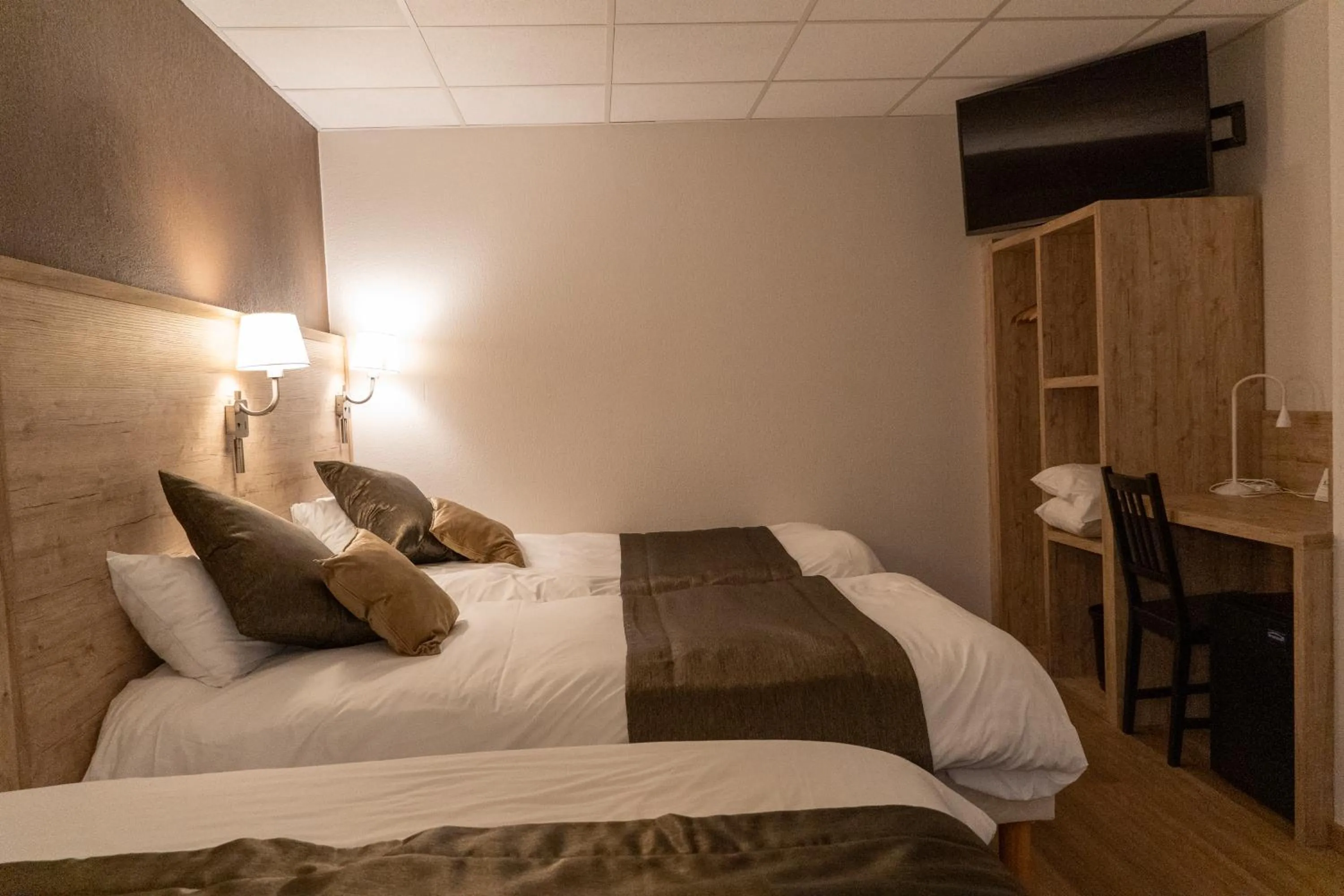 Bed in Cit'Hotel Restaurant du Bowling de Millau