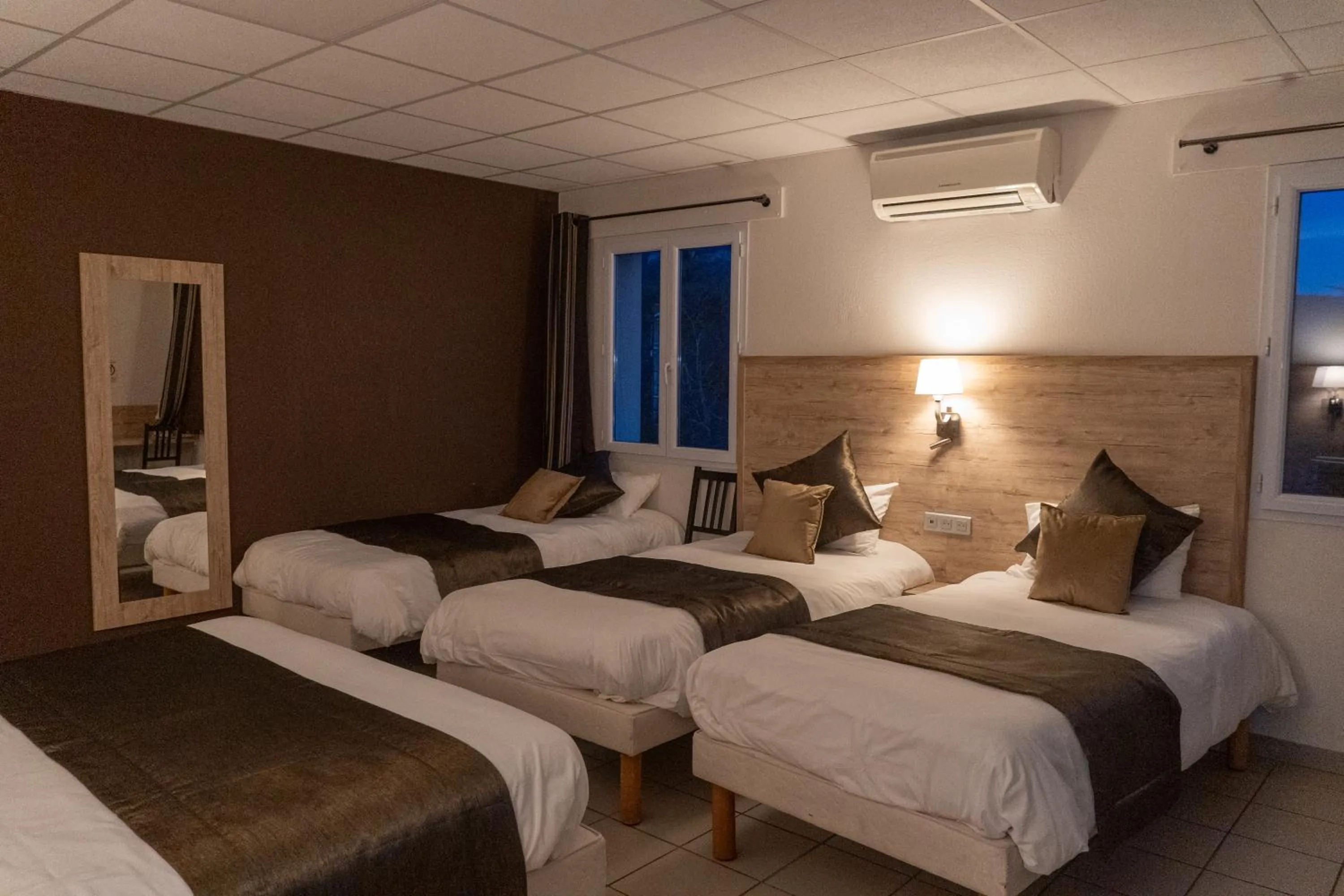 Bed in Cit'Hotel Restaurant du Bowling de Millau