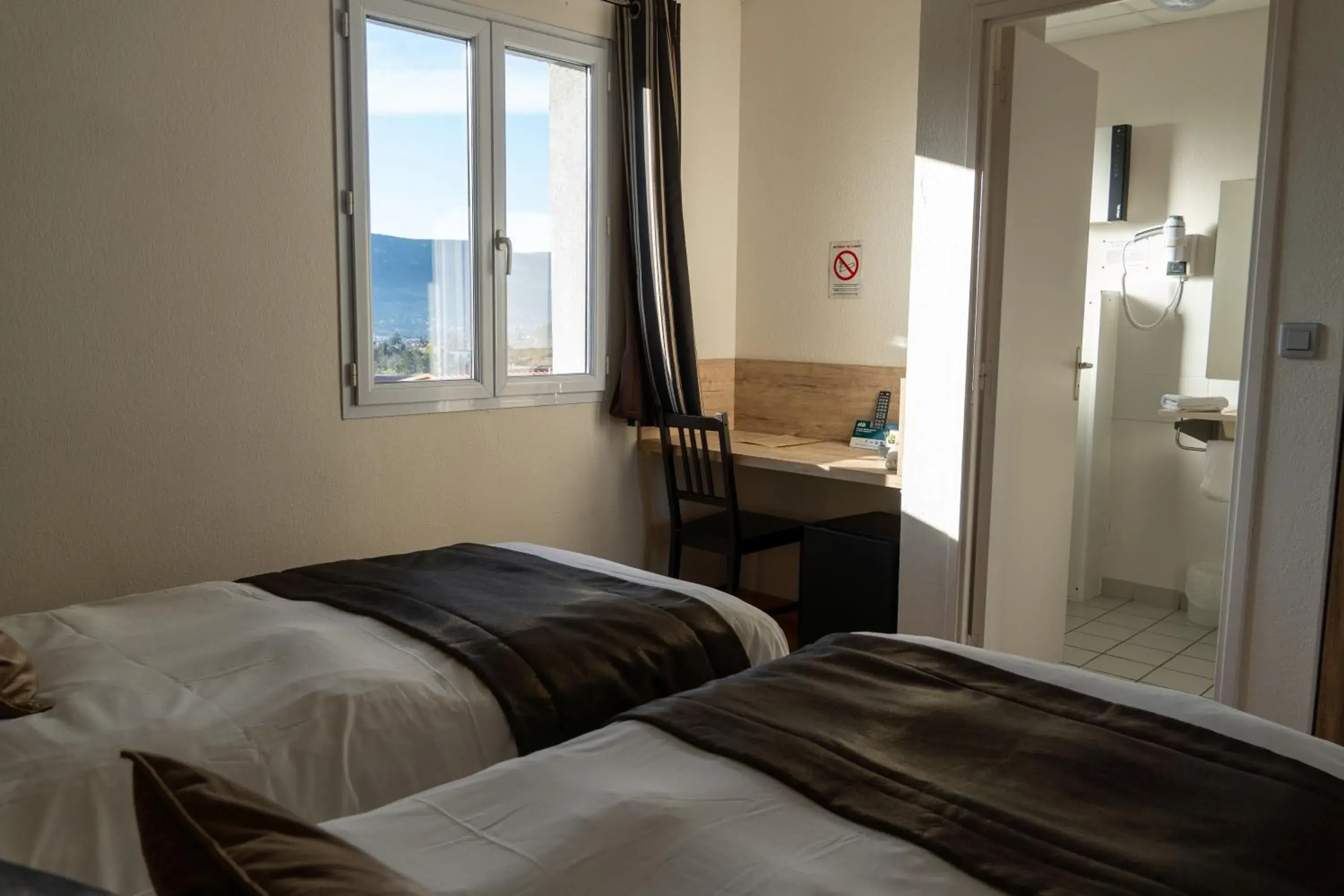 Twin Room in Cit'Hotel Restaurant du Bowling de Millau Twin Room in Cit'Hotel Restaurant du Bowling de Millau