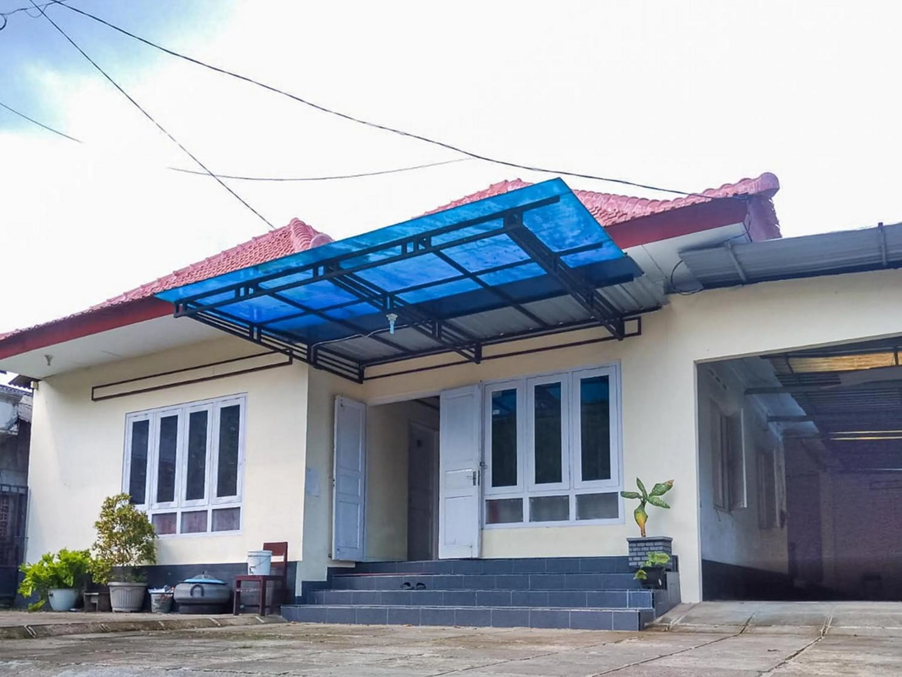 Facade/entrance in RedDoorz Syariah At Griya Soeratin Pacitan