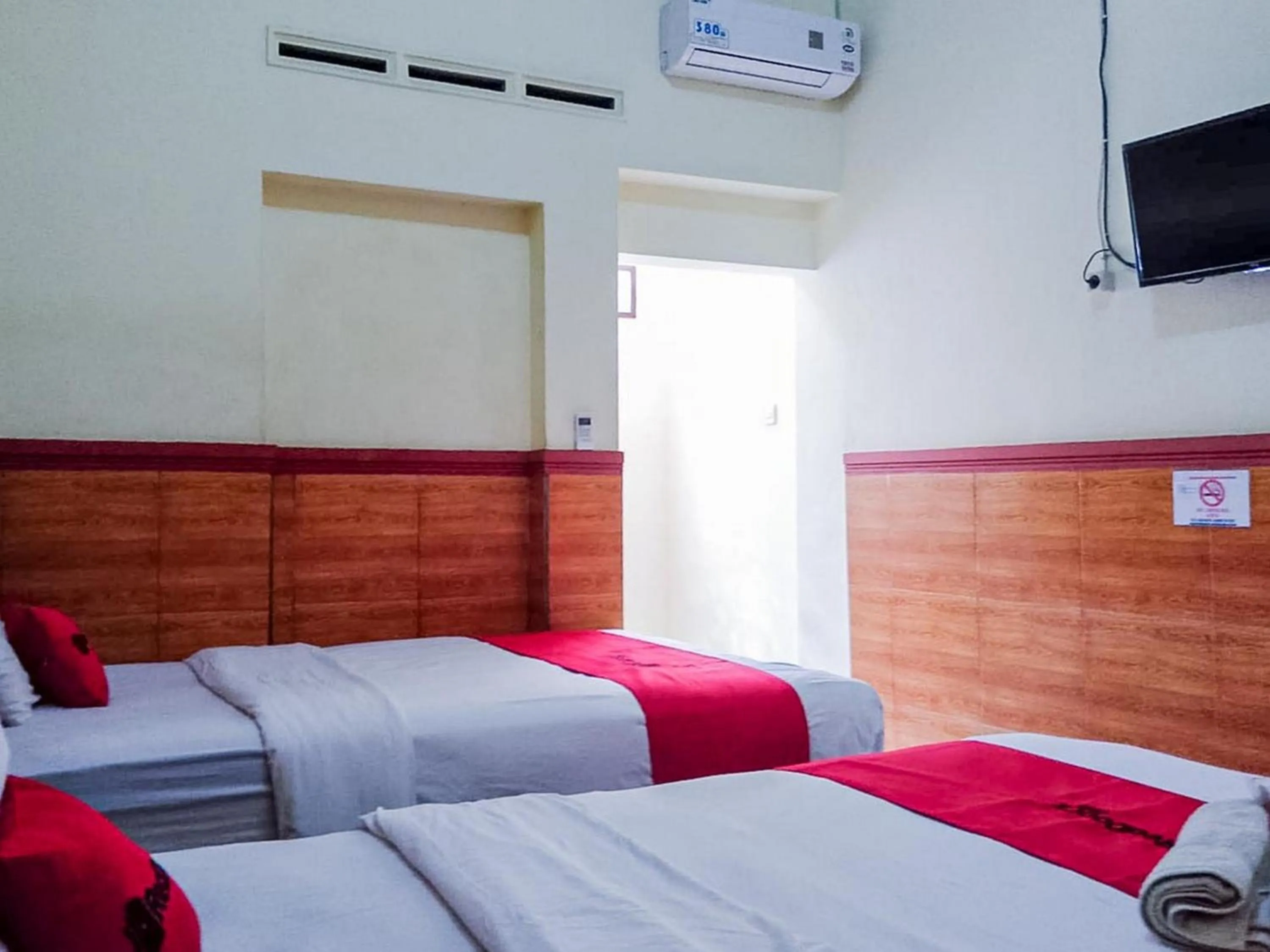Bedroom, Bed in RedDoorz Syariah At Griya Soeratin Pacitan