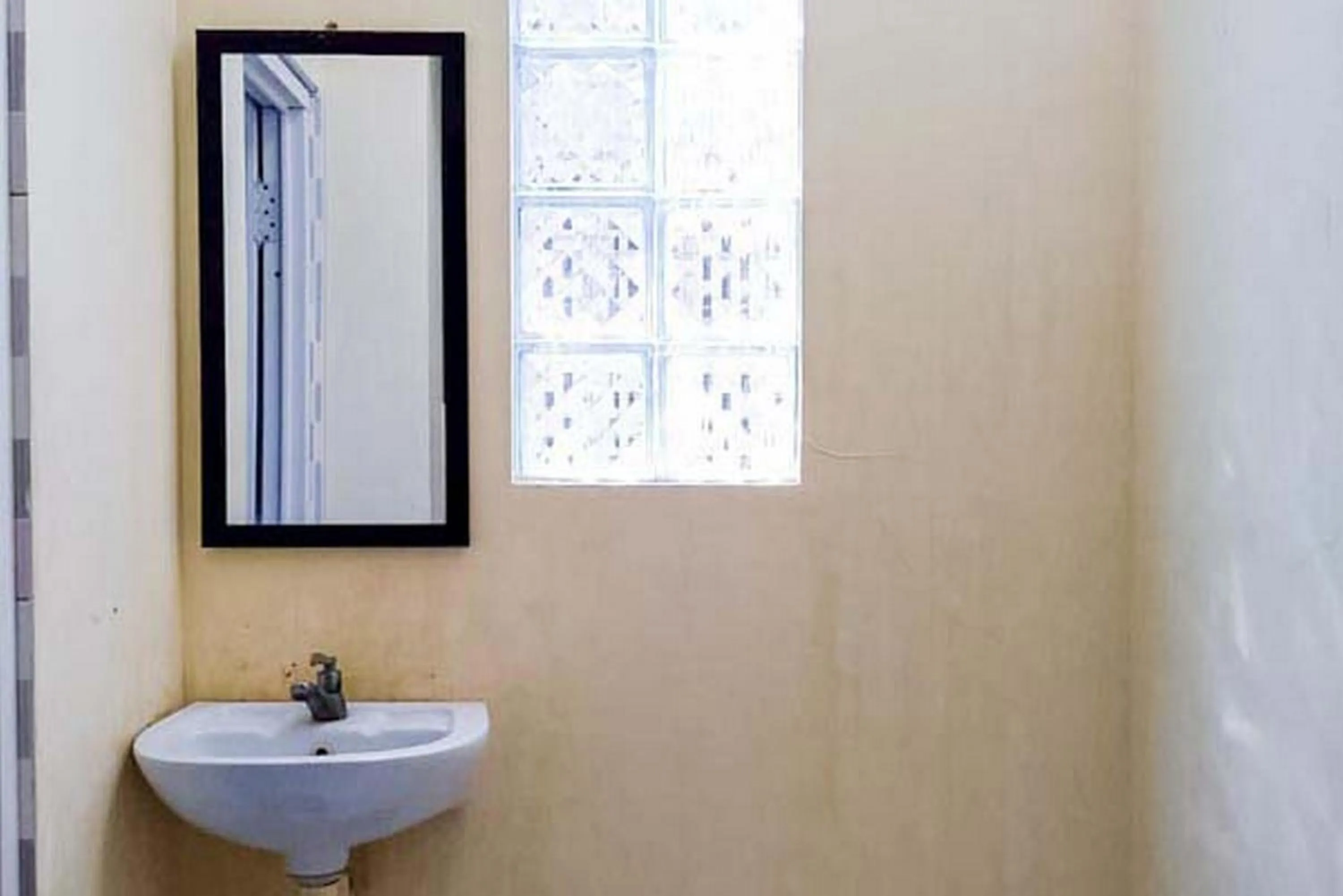 Bathroom in RedDoorz Syariah At Griya Soeratin Pacitan