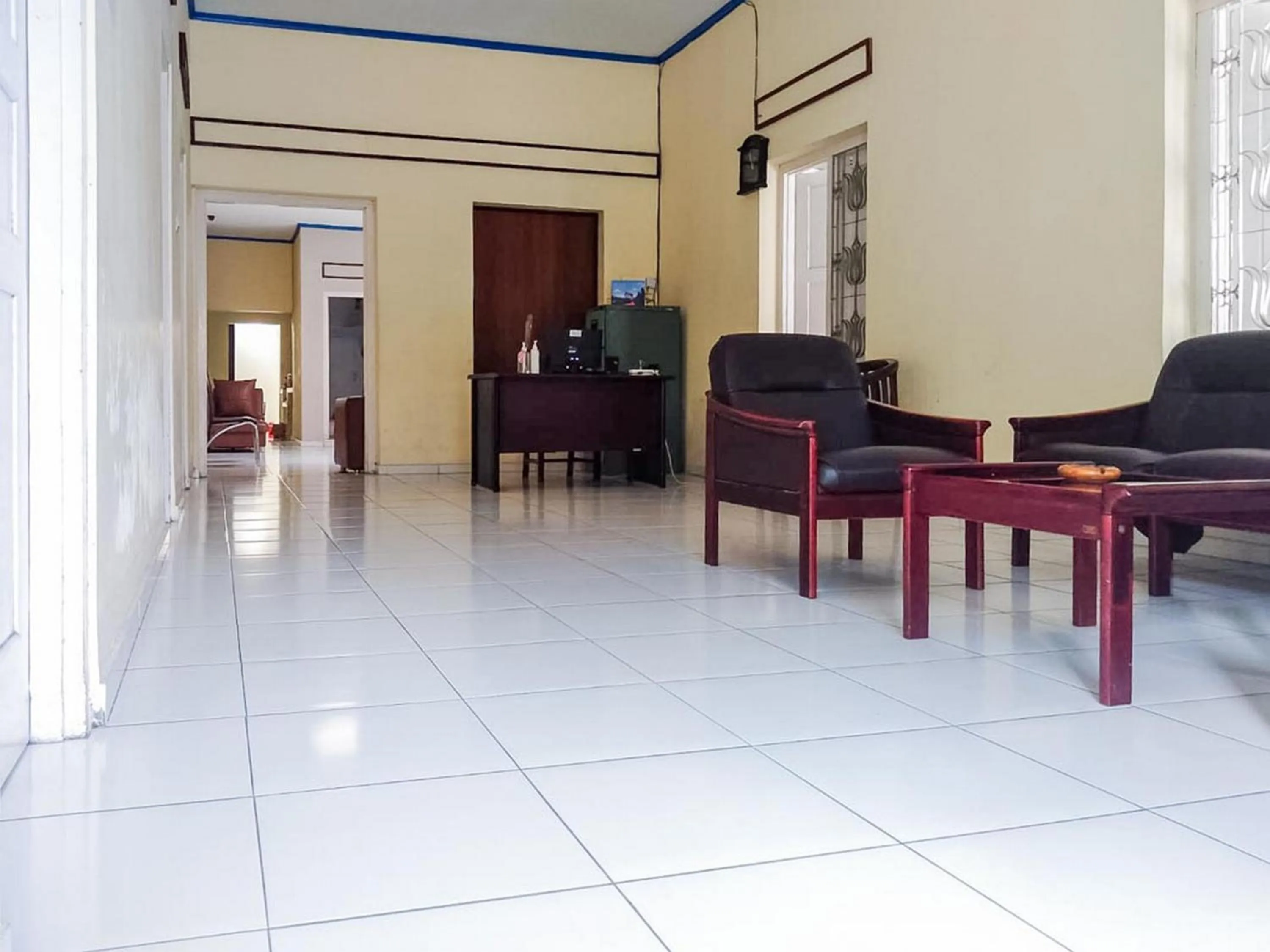 Seating area in RedDoorz Syariah At Griya Soeratin Pacitan