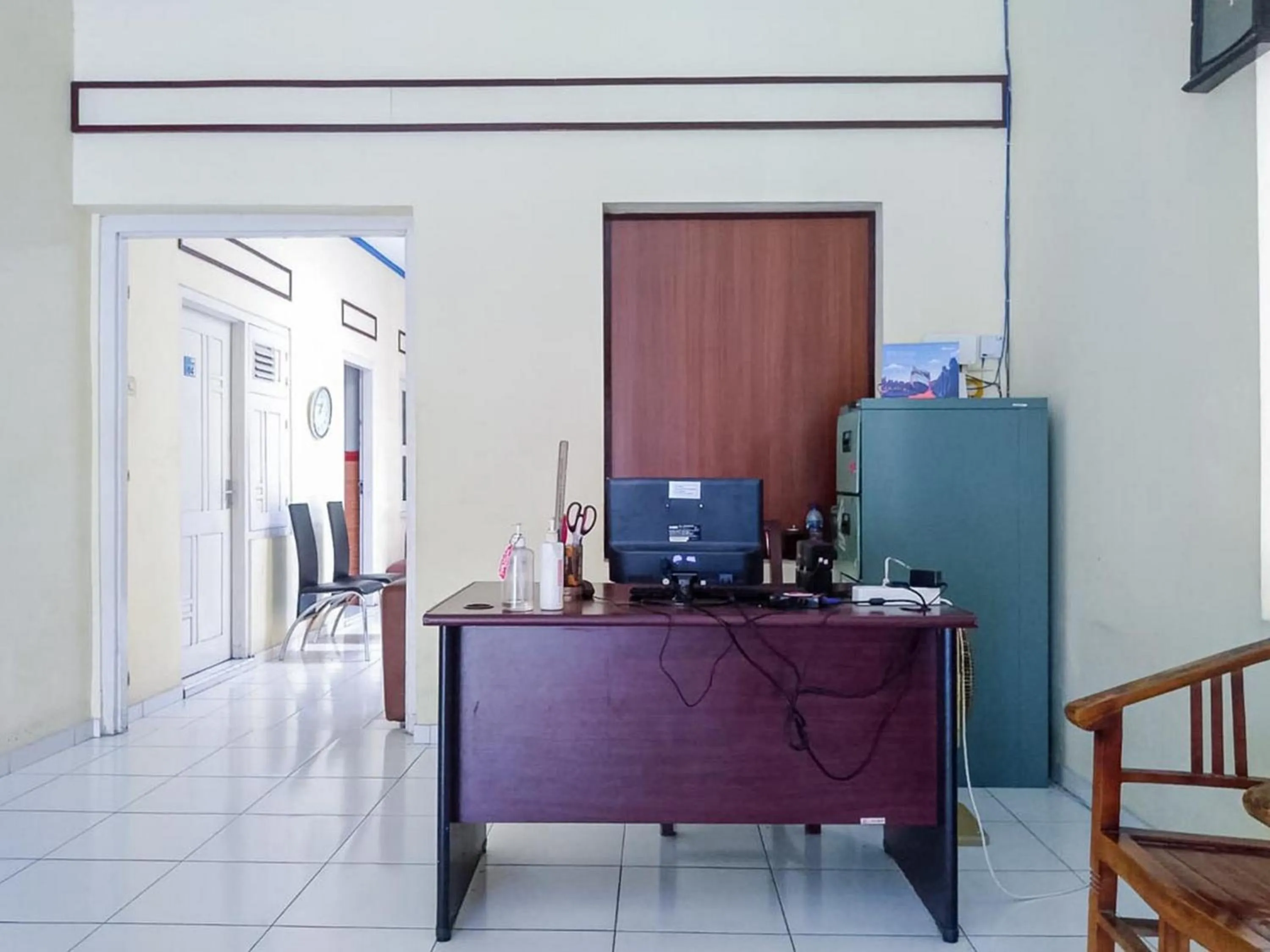 Lobby or reception in RedDoorz Syariah At Griya Soeratin Pacitan