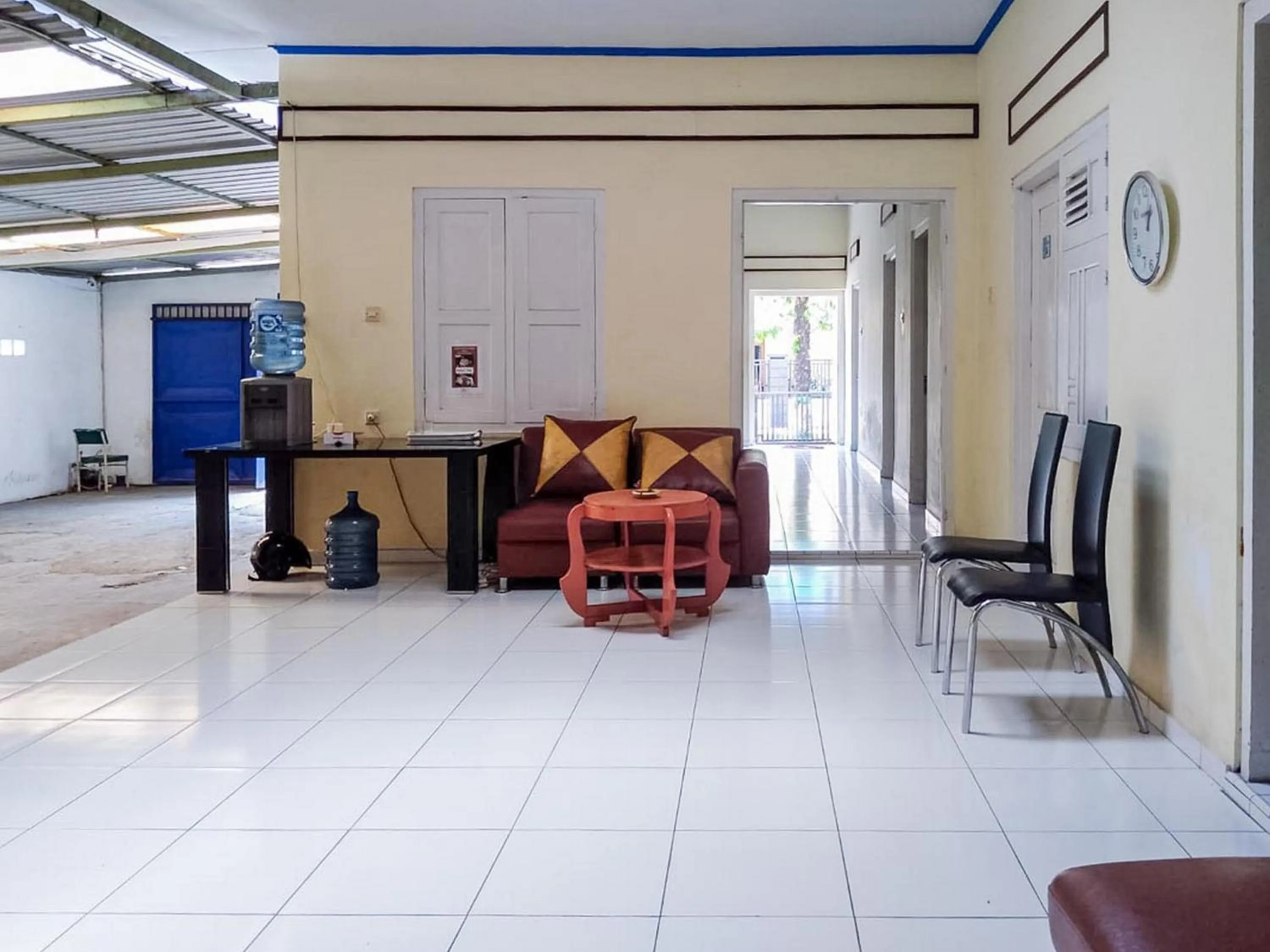 Seating area in RedDoorz Syariah At Griya Soeratin Pacitan
