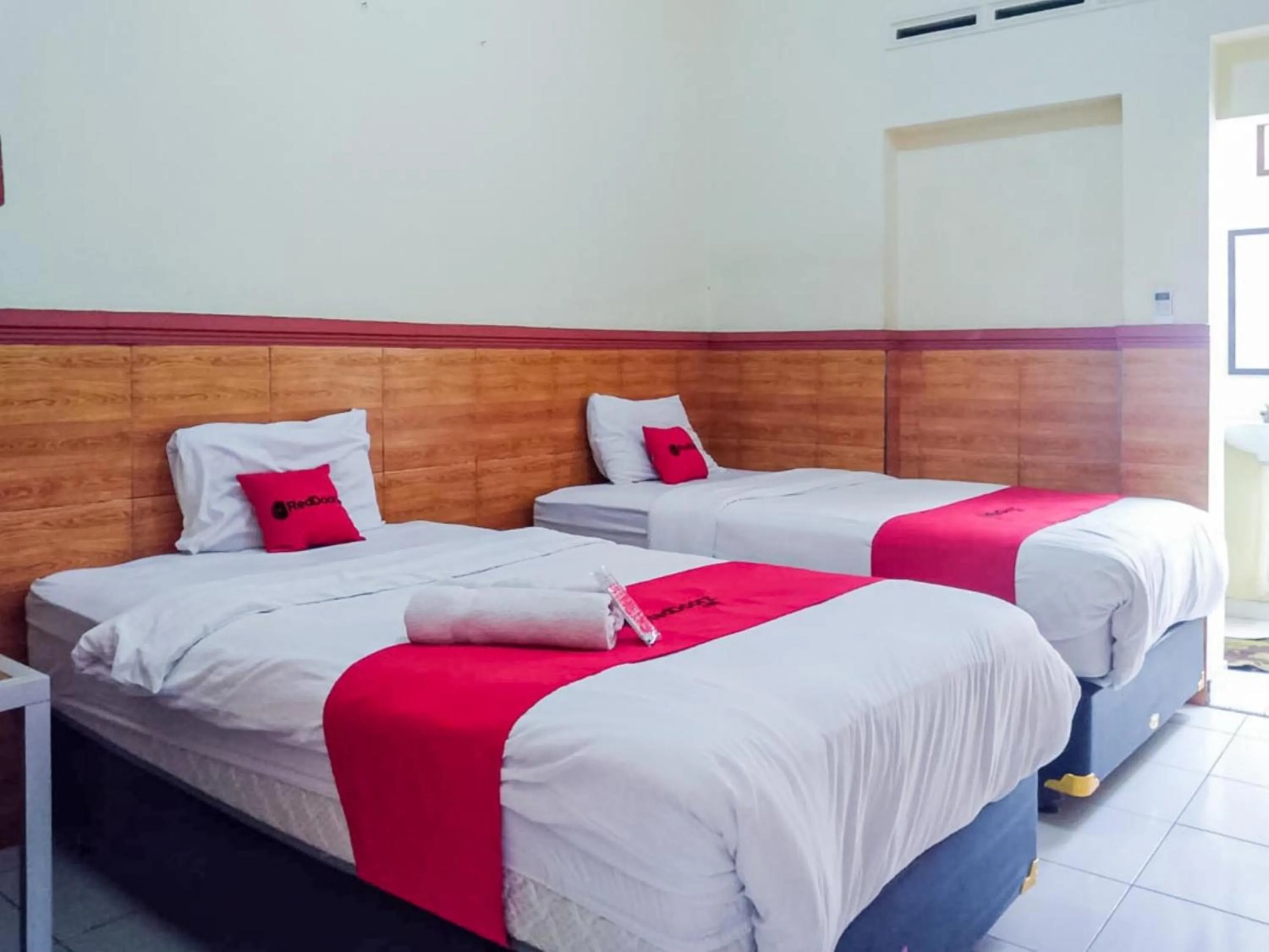 Bedroom, Bed in RedDoorz Syariah At Griya Soeratin Pacitan