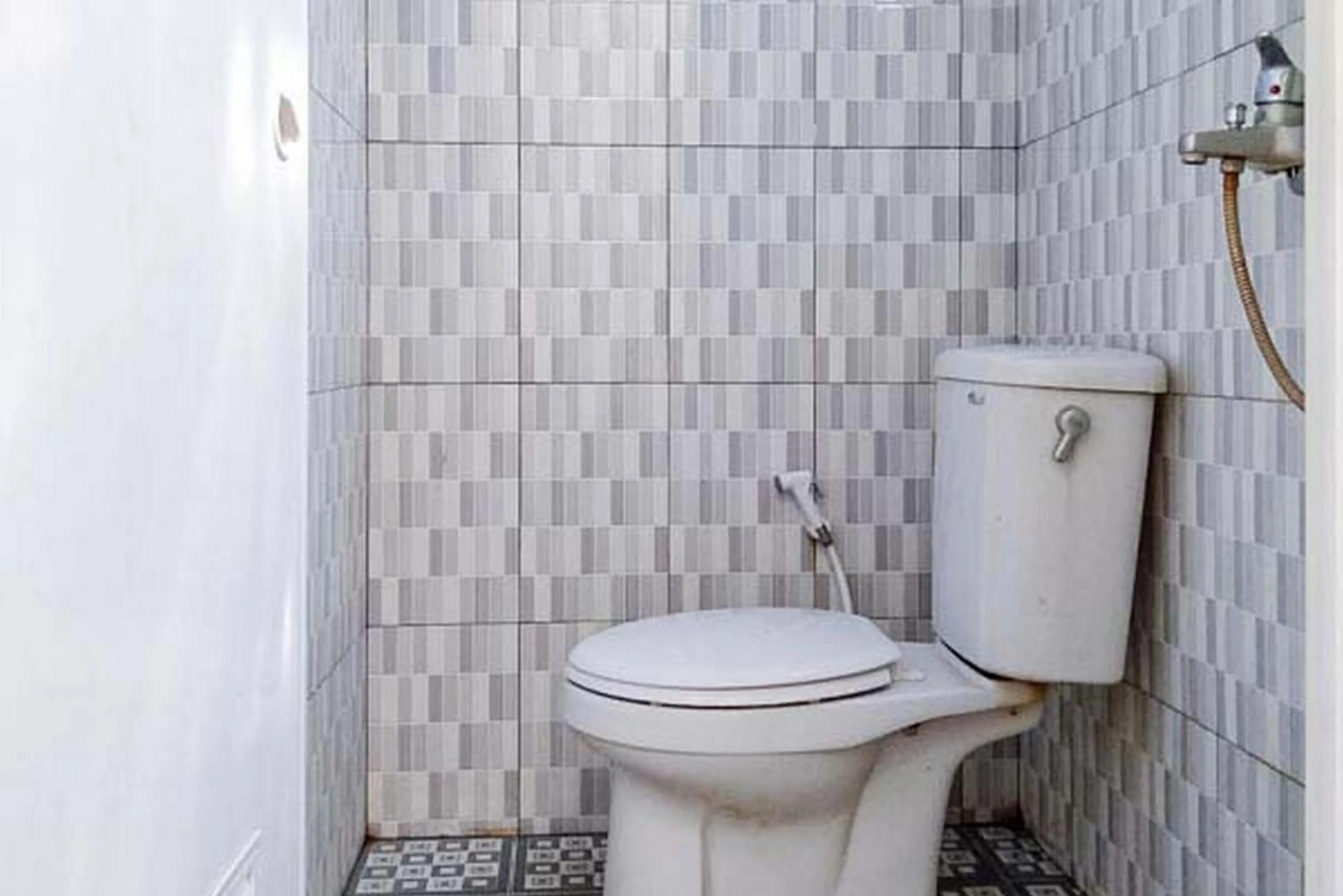 Bathroom in RedDoorz Syariah At Griya Soeratin Pacitan