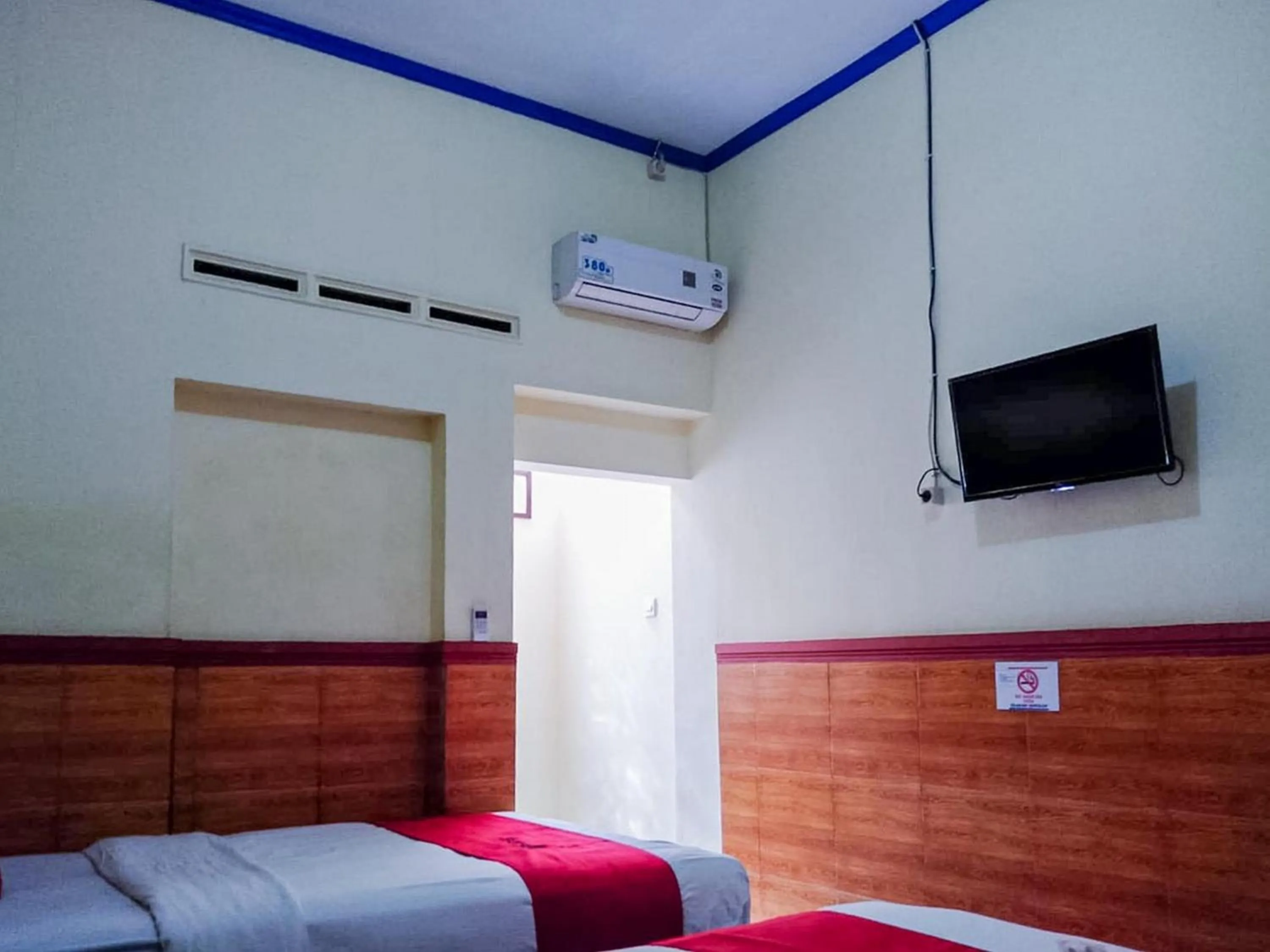 Bedroom, Bed in RedDoorz Syariah At Griya Soeratin Pacitan