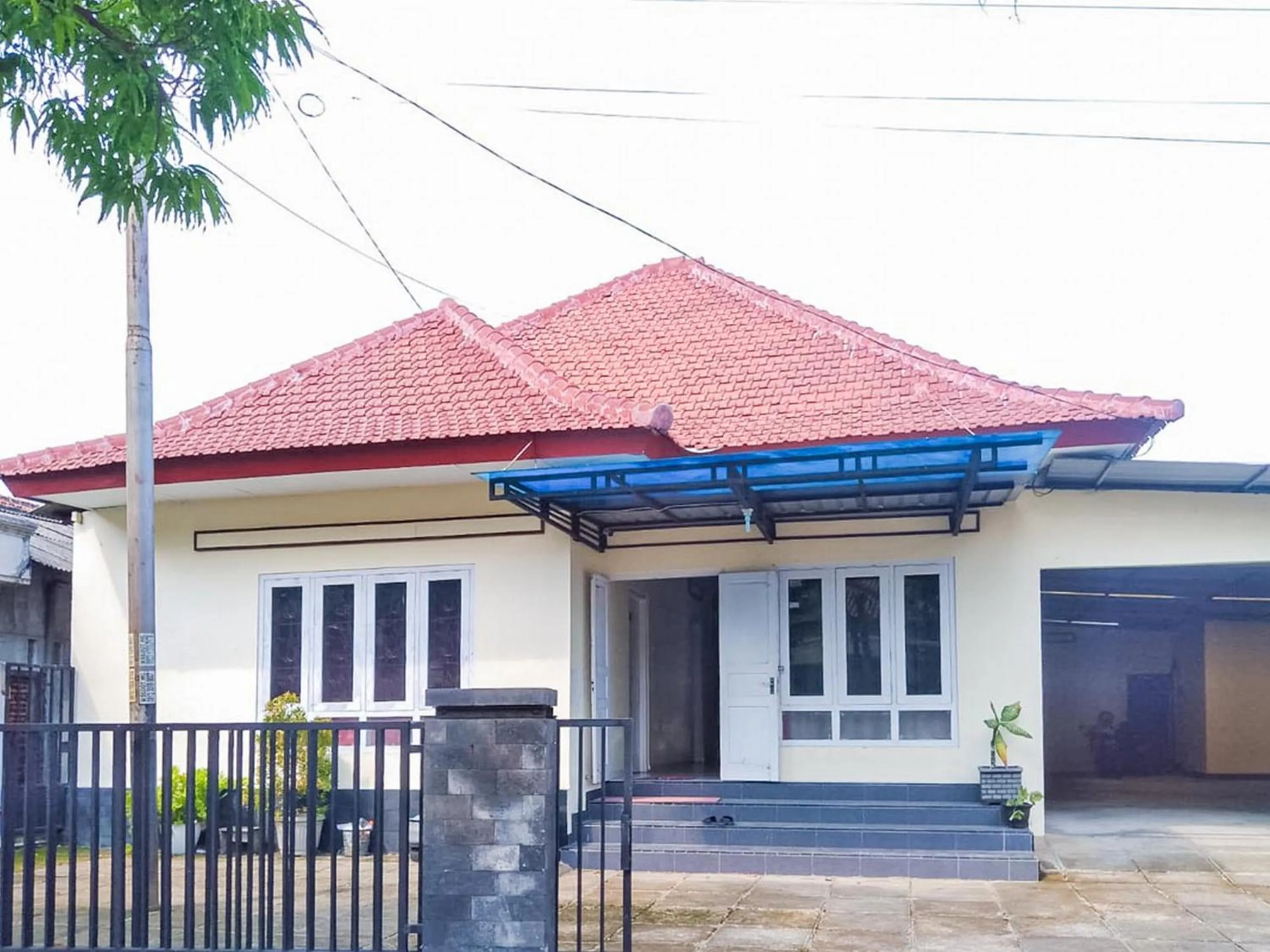 Facade/entrance in RedDoorz Syariah At Griya Soeratin Pacitan
