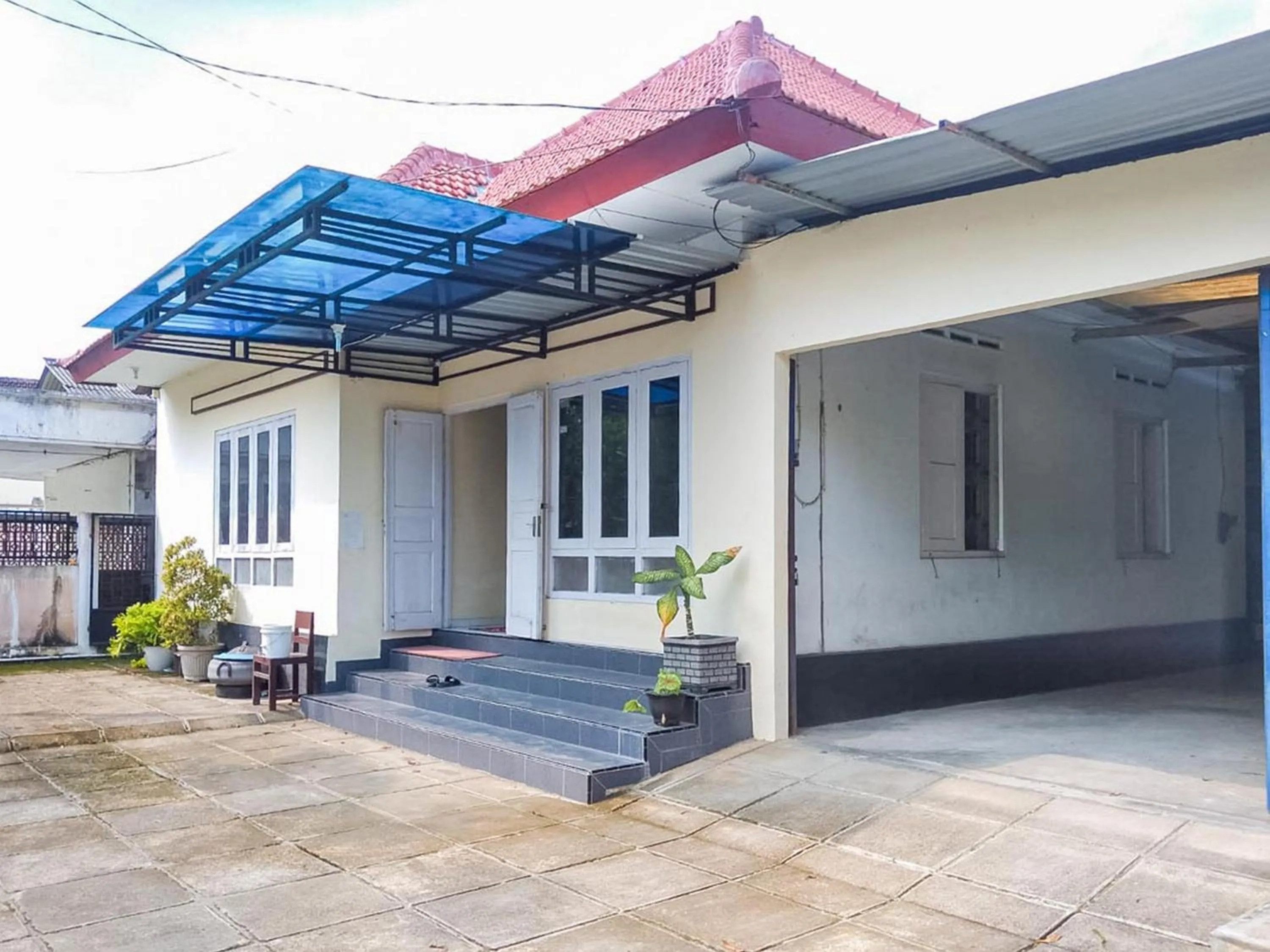 Facade/entrance in RedDoorz Syariah At Griya Soeratin Pacitan