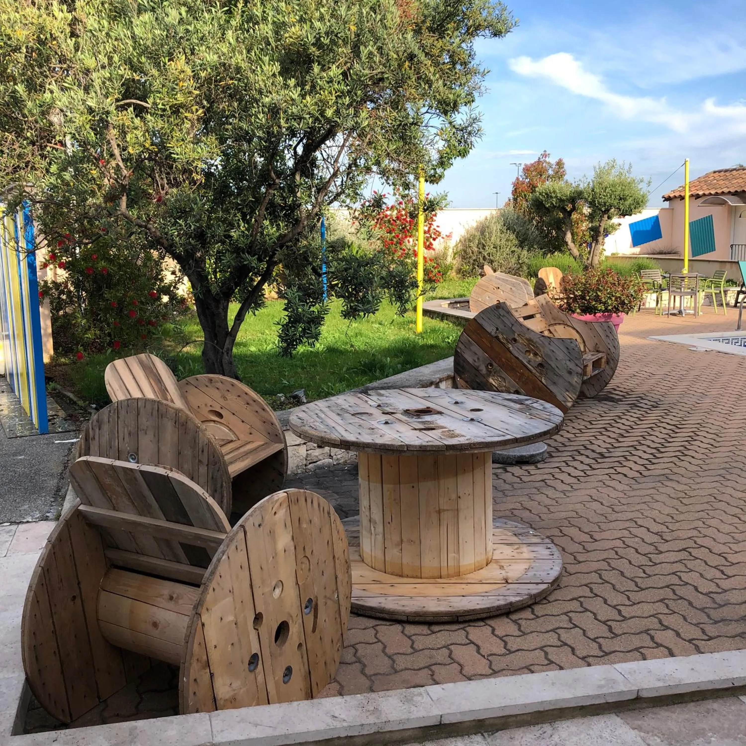 Patio in greet Hotel Marseille Provence Aéroport