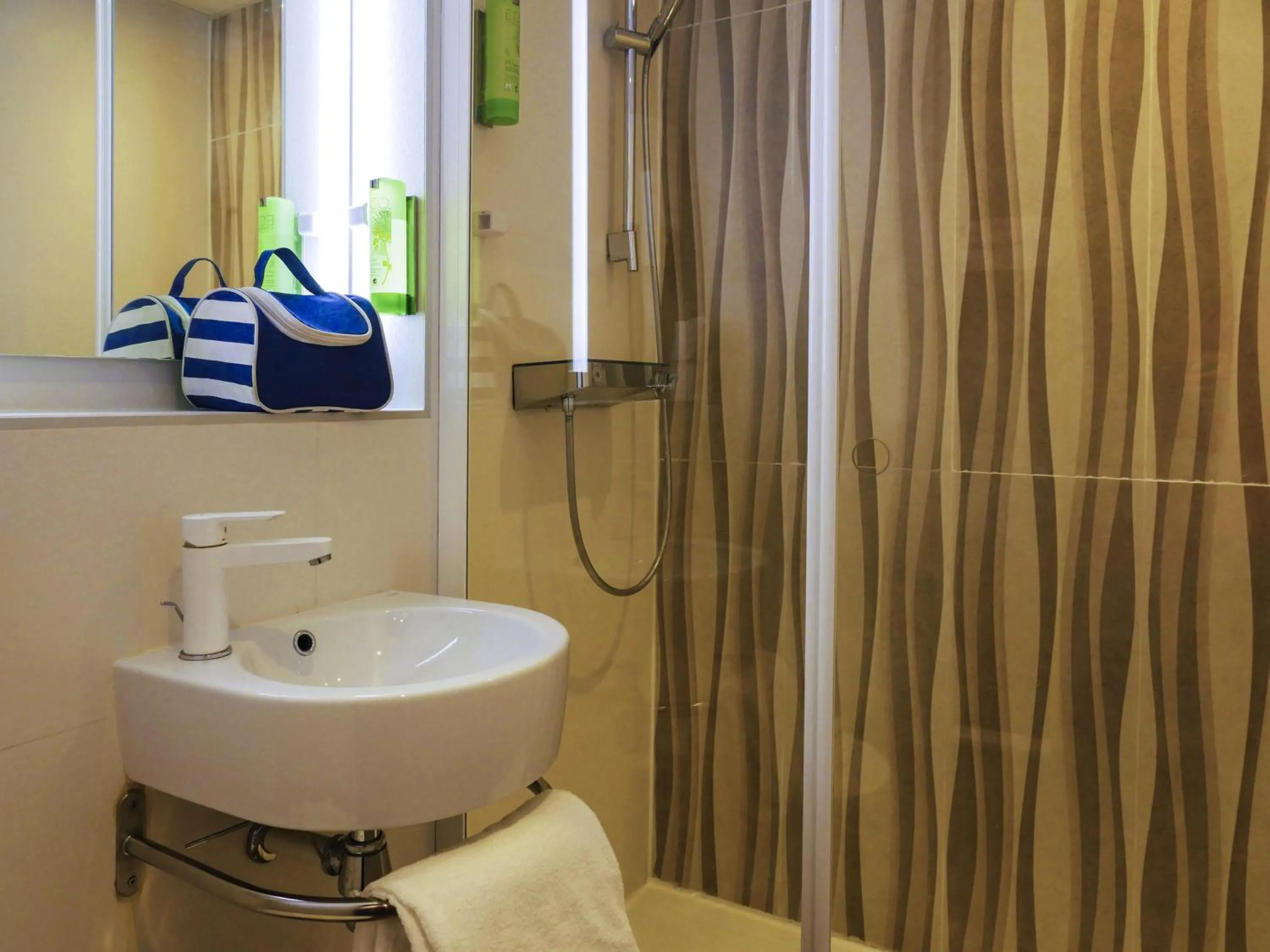 Bedroom in greet Hotel Marseille Provence Aéroport