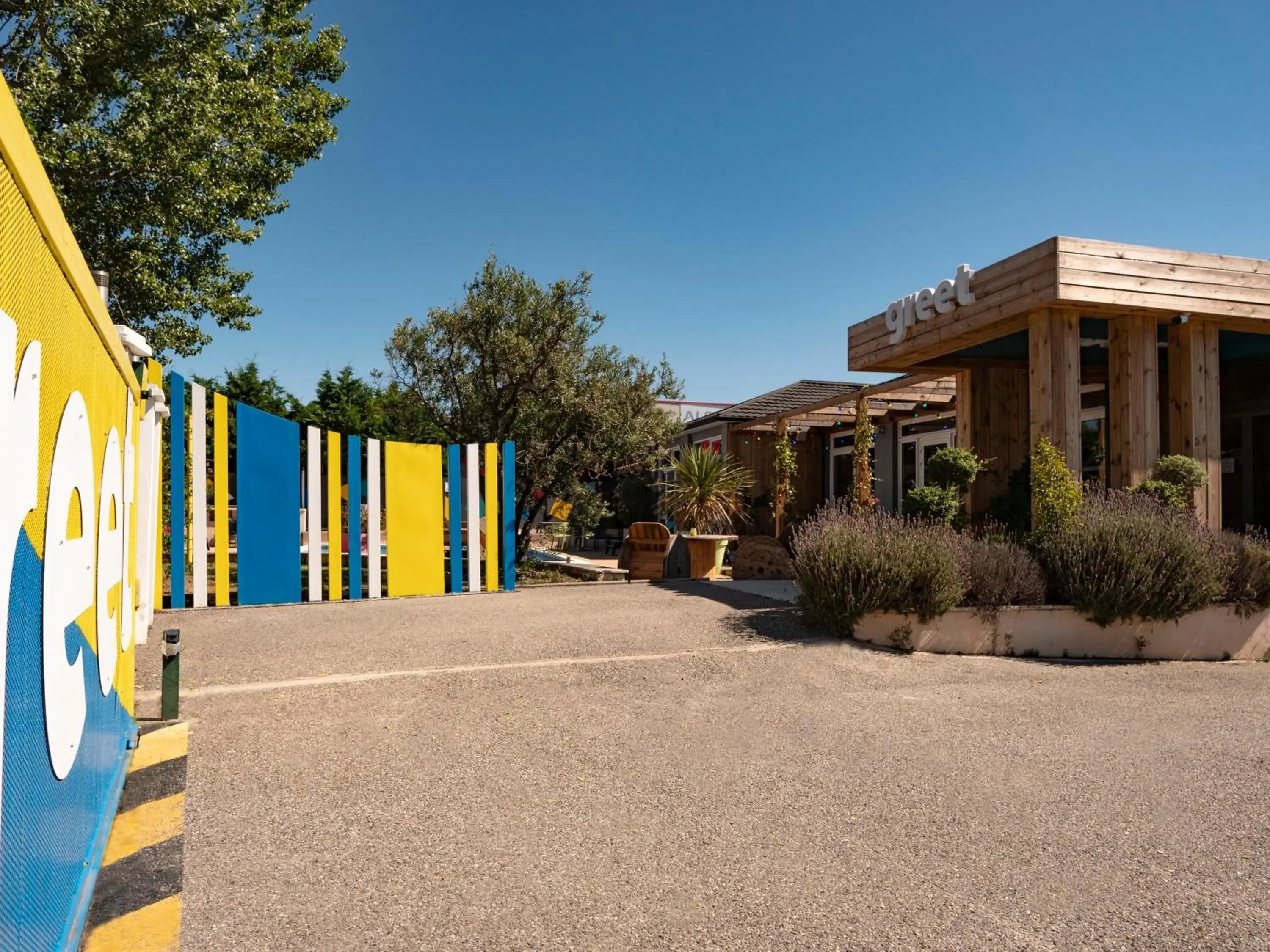 Property building in greet Hotel Marseille Provence Aéroport Property building in greet Hotel Marseille Provence Aéroport