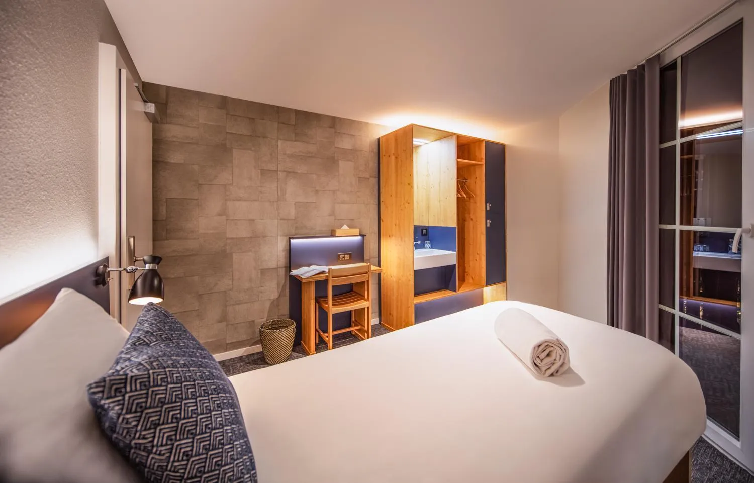 Bedroom, Bed in Villars Lodge