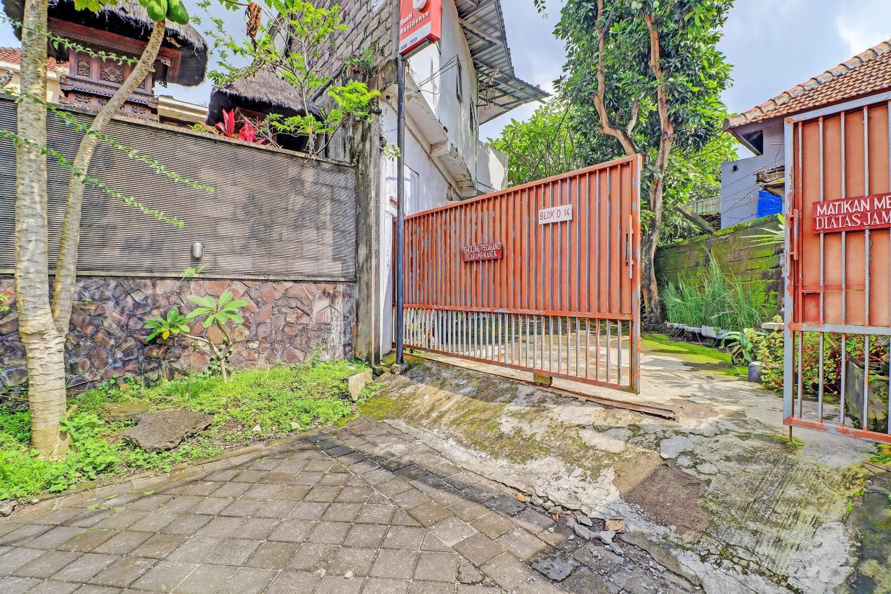Facade/entrance in Hotel O Gusti Residence