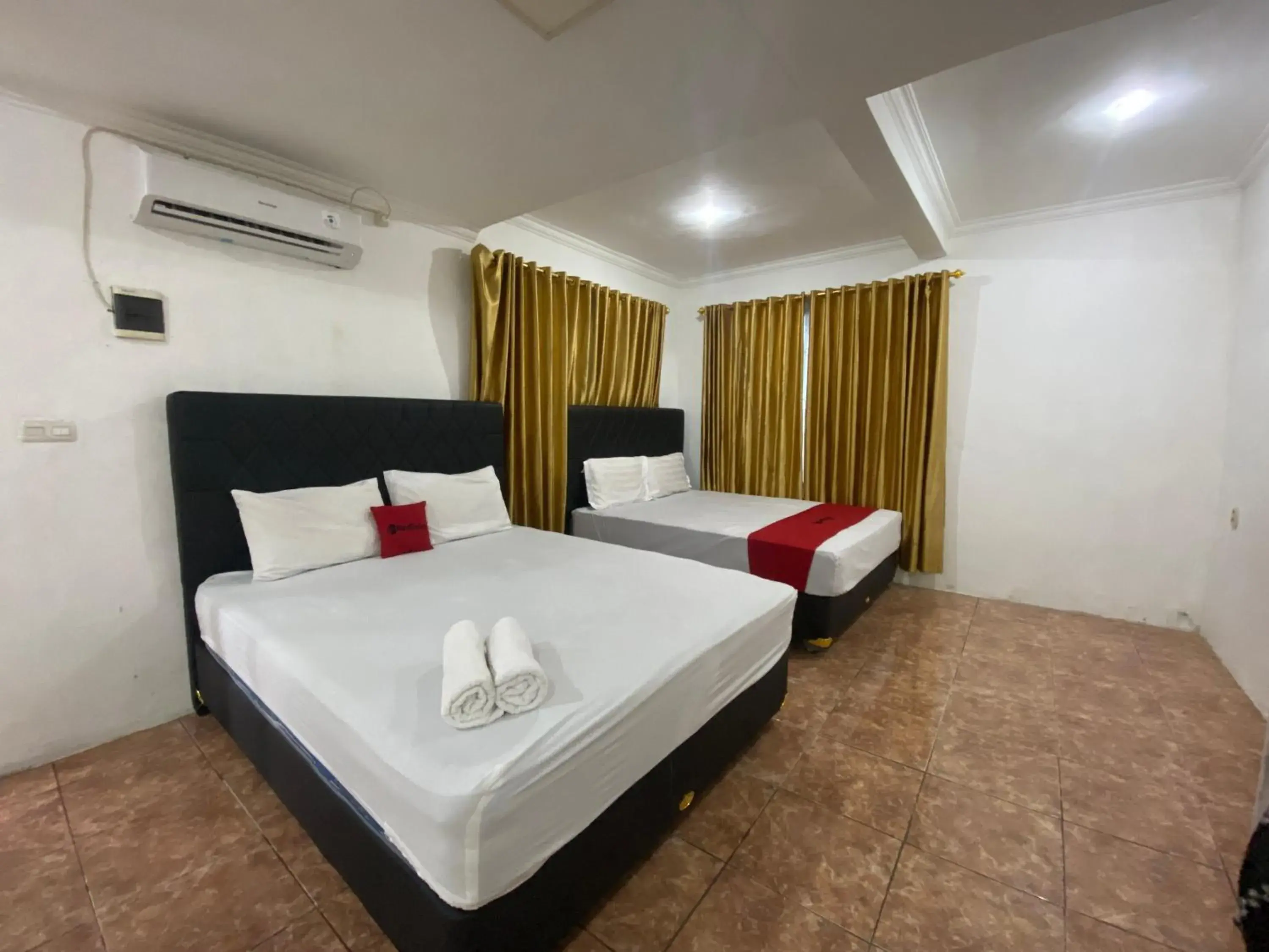 Family Room in RedDoorz Syariah at Sudirman Street Garut Family Room in RedDoorz Syariah at Sudirman Street Garut