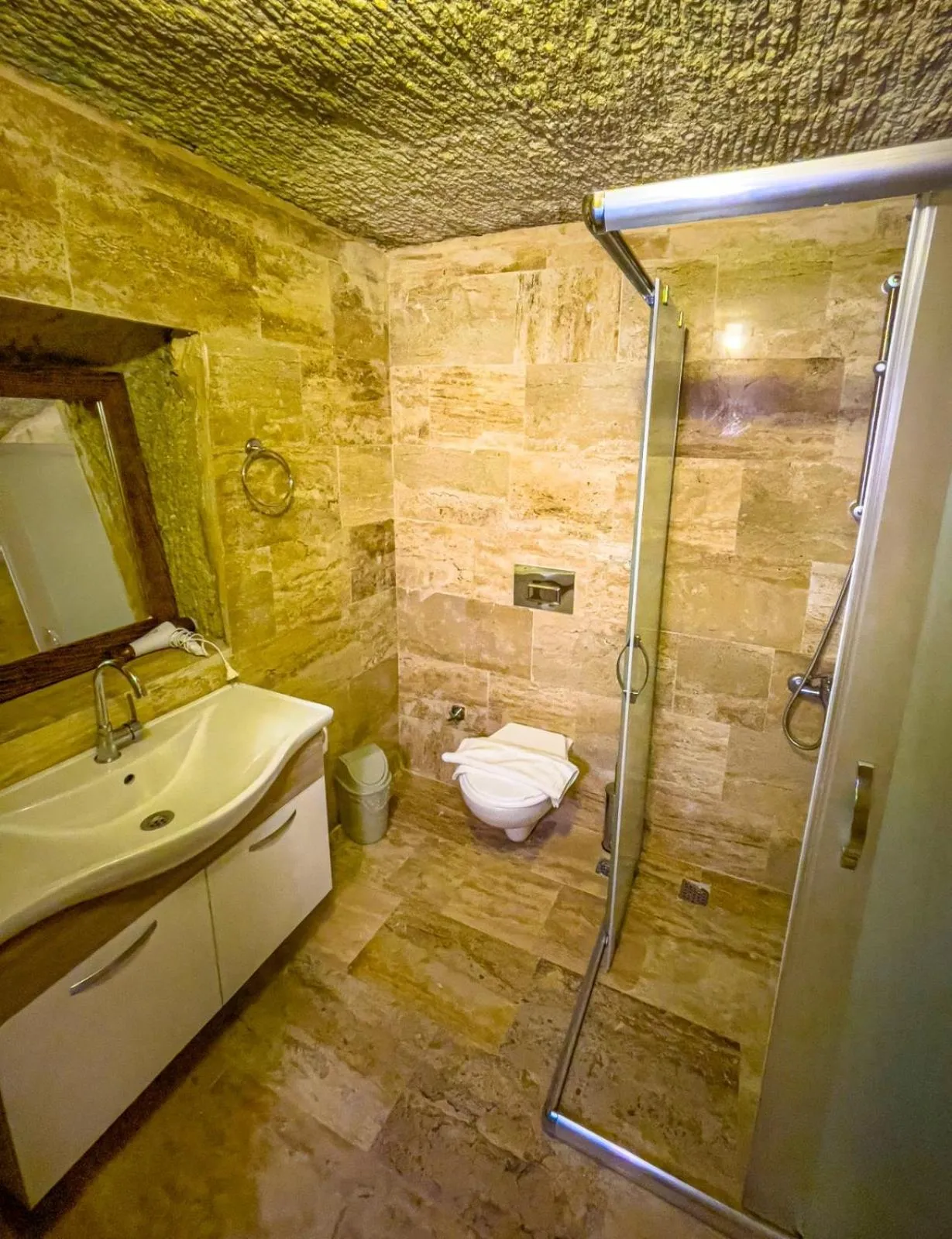 Bathroom in Heritage Cave Suites
