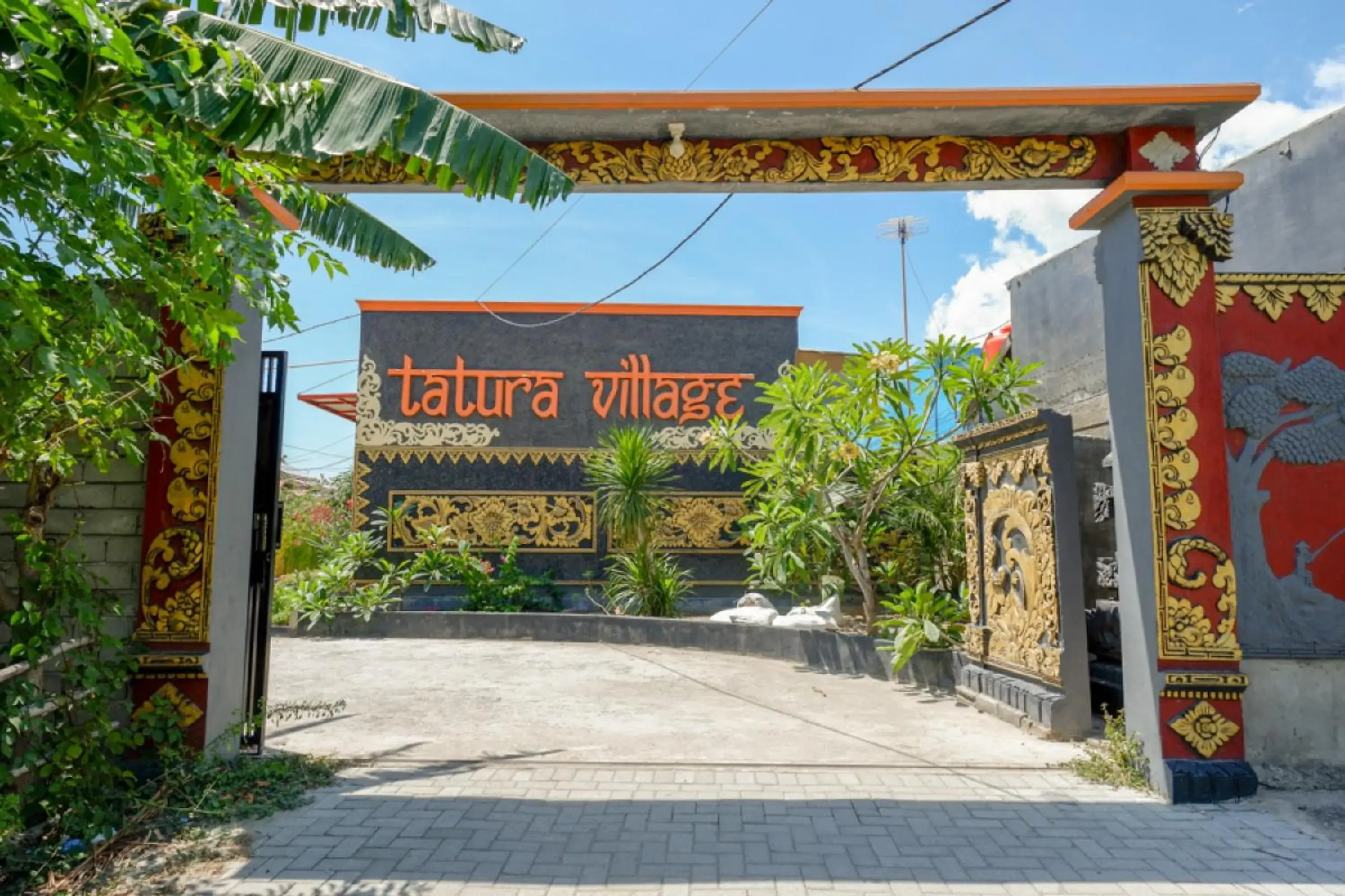 Facade/entrance in RedDoorz near Taman Makam Pahlawan Tatura Facade/entrance in RedDoorz near Taman Makam Pahlawan Tatura