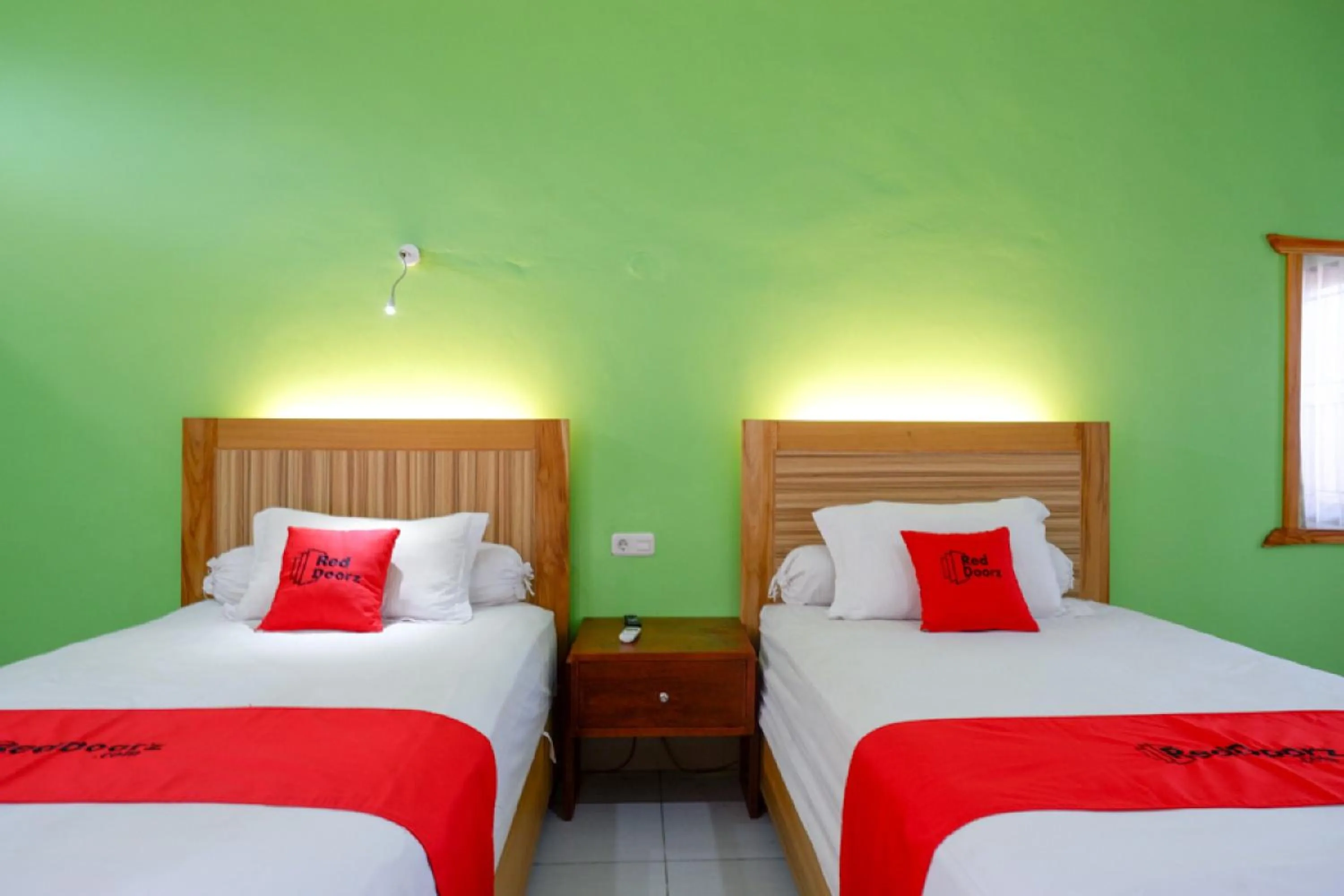 Bedroom, Bed in RedDoorz near Taman Makam Pahlawan Tatura