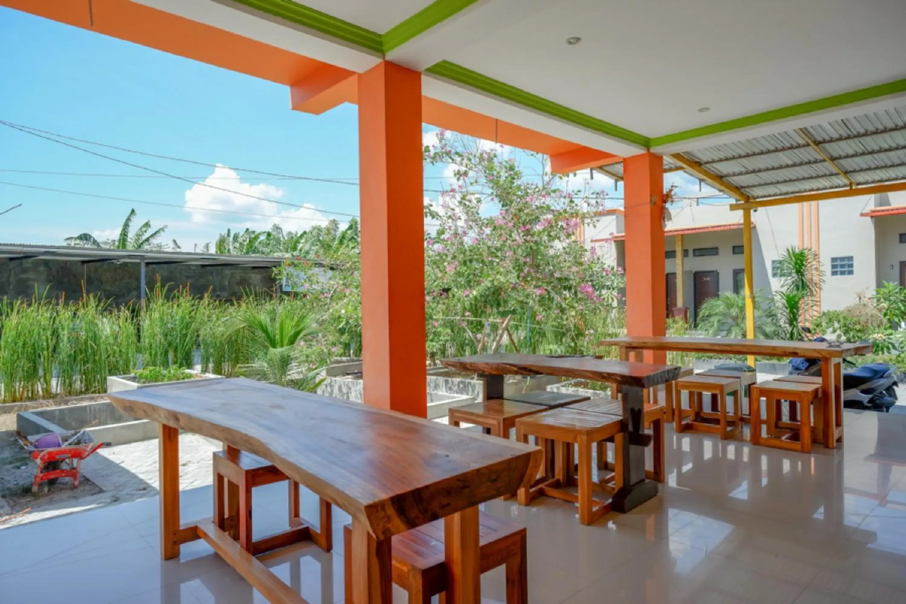 Restaurant/places to eat in RedDoorz near Taman Makam Pahlawan Tatura Restaurant/places to eat in RedDoorz near Taman Makam Pahlawan Tatura