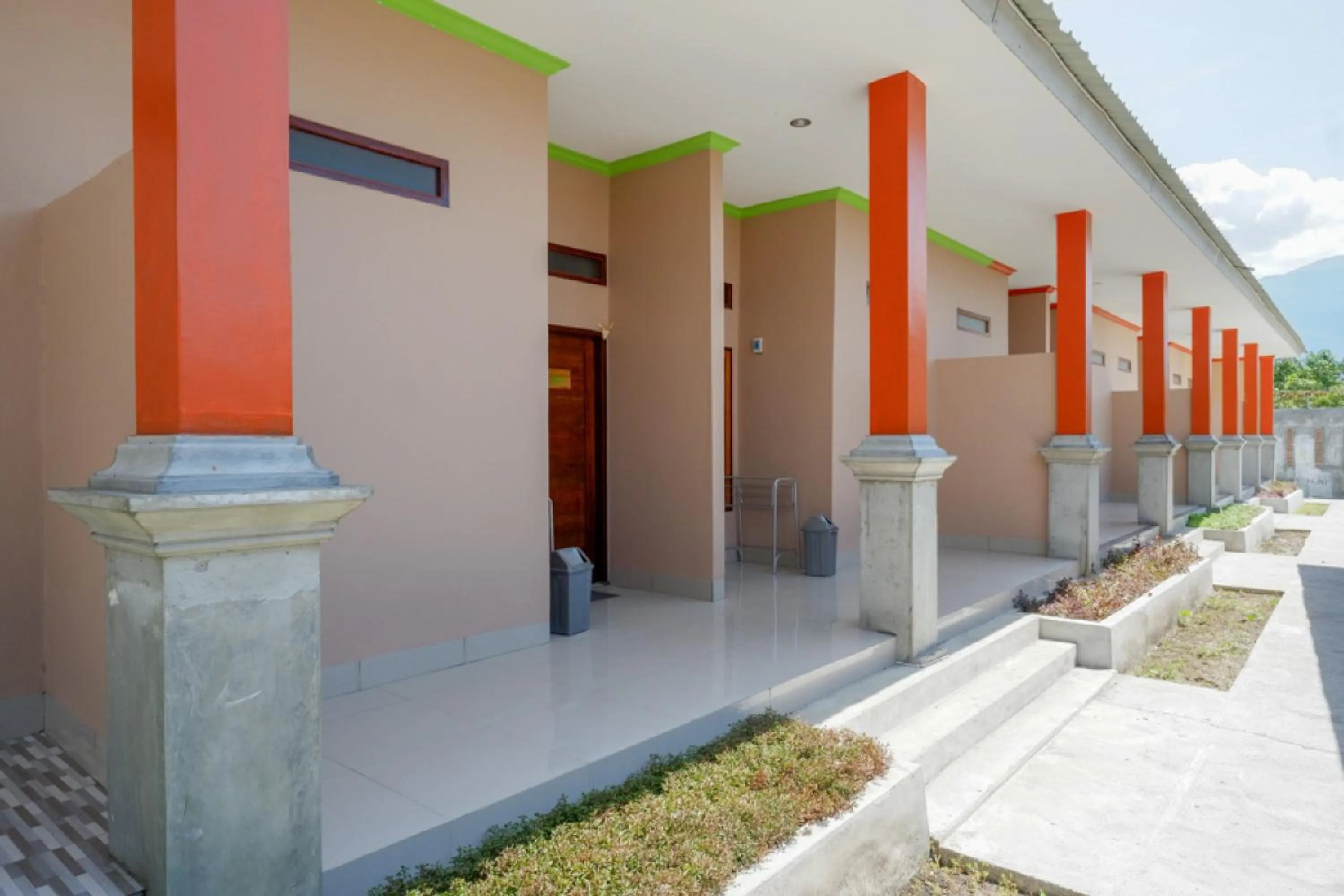 Facade/entrance in RedDoorz near Taman Makam Pahlawan Tatura