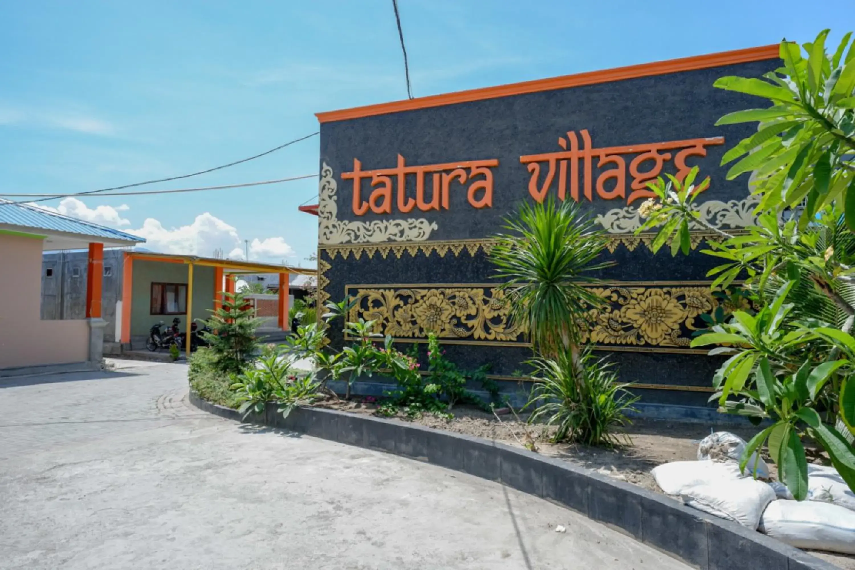 Facade/entrance in RedDoorz near Taman Makam Pahlawan Tatura Facade/entrance in RedDoorz near Taman Makam Pahlawan Tatura