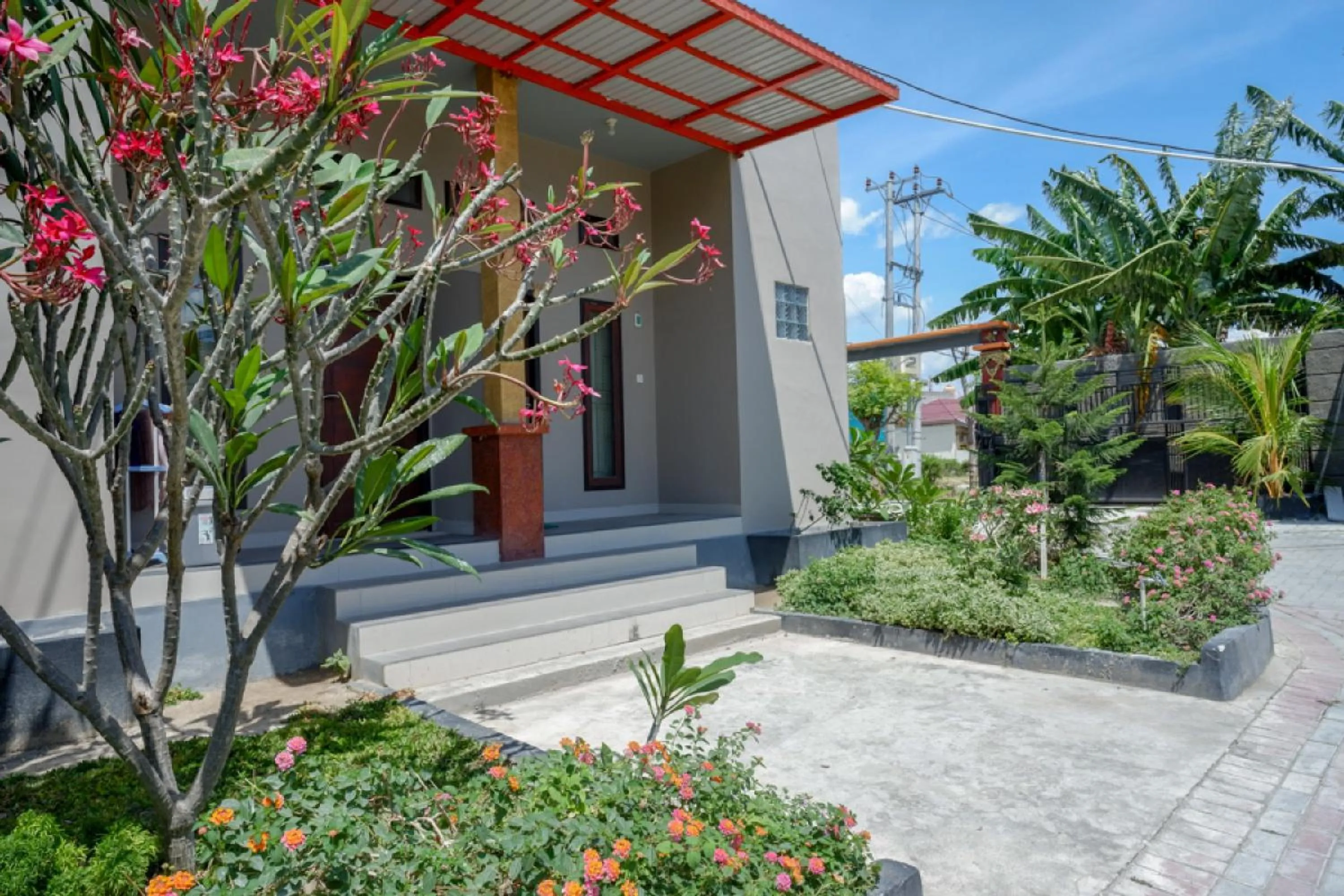 Facade/entrance in RedDoorz near Taman Makam Pahlawan Tatura