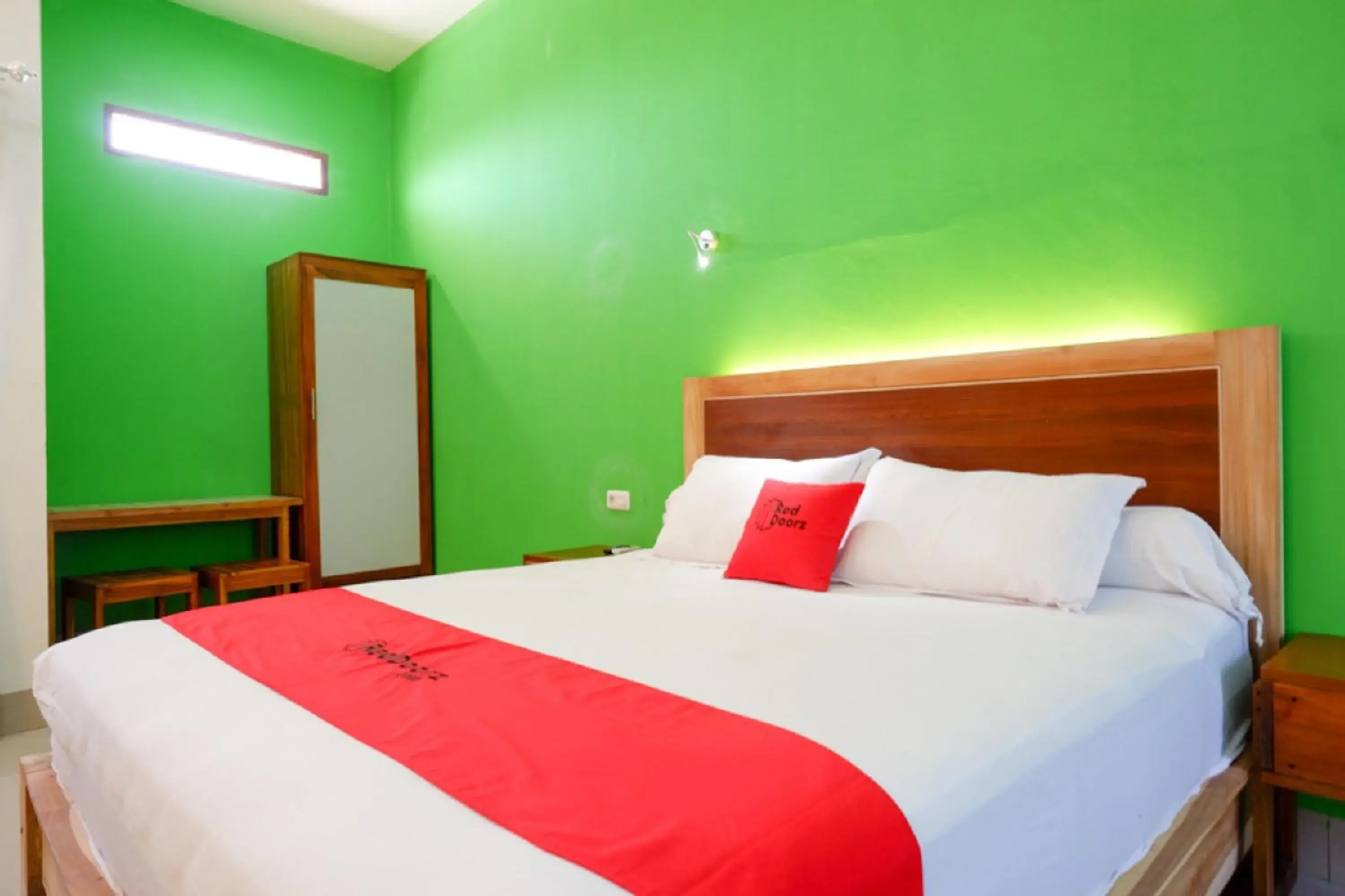 Bedroom, Bed in RedDoorz near Taman Makam Pahlawan Tatura Bedroom, Bed in RedDoorz near Taman Makam Pahlawan Tatura