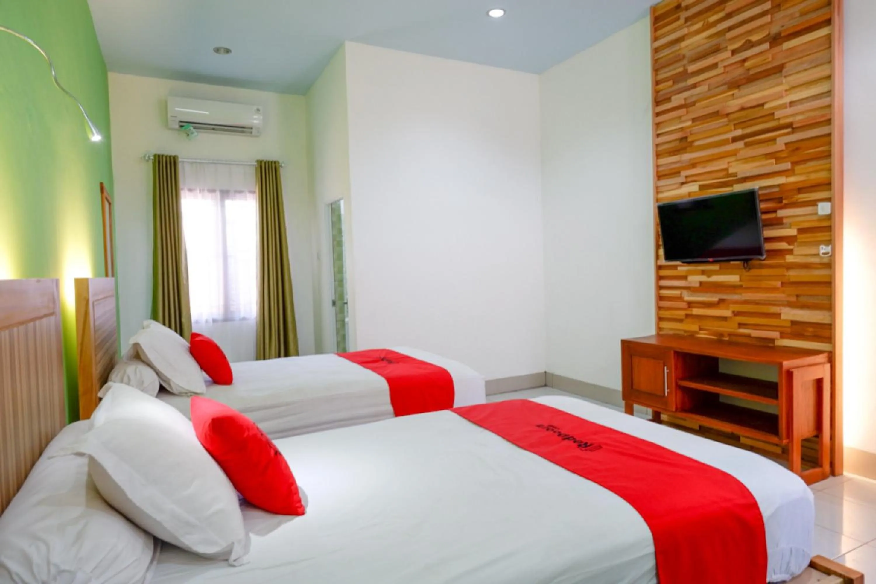TV and multimedia, Bed in RedDoorz near Taman Makam Pahlawan Tatura