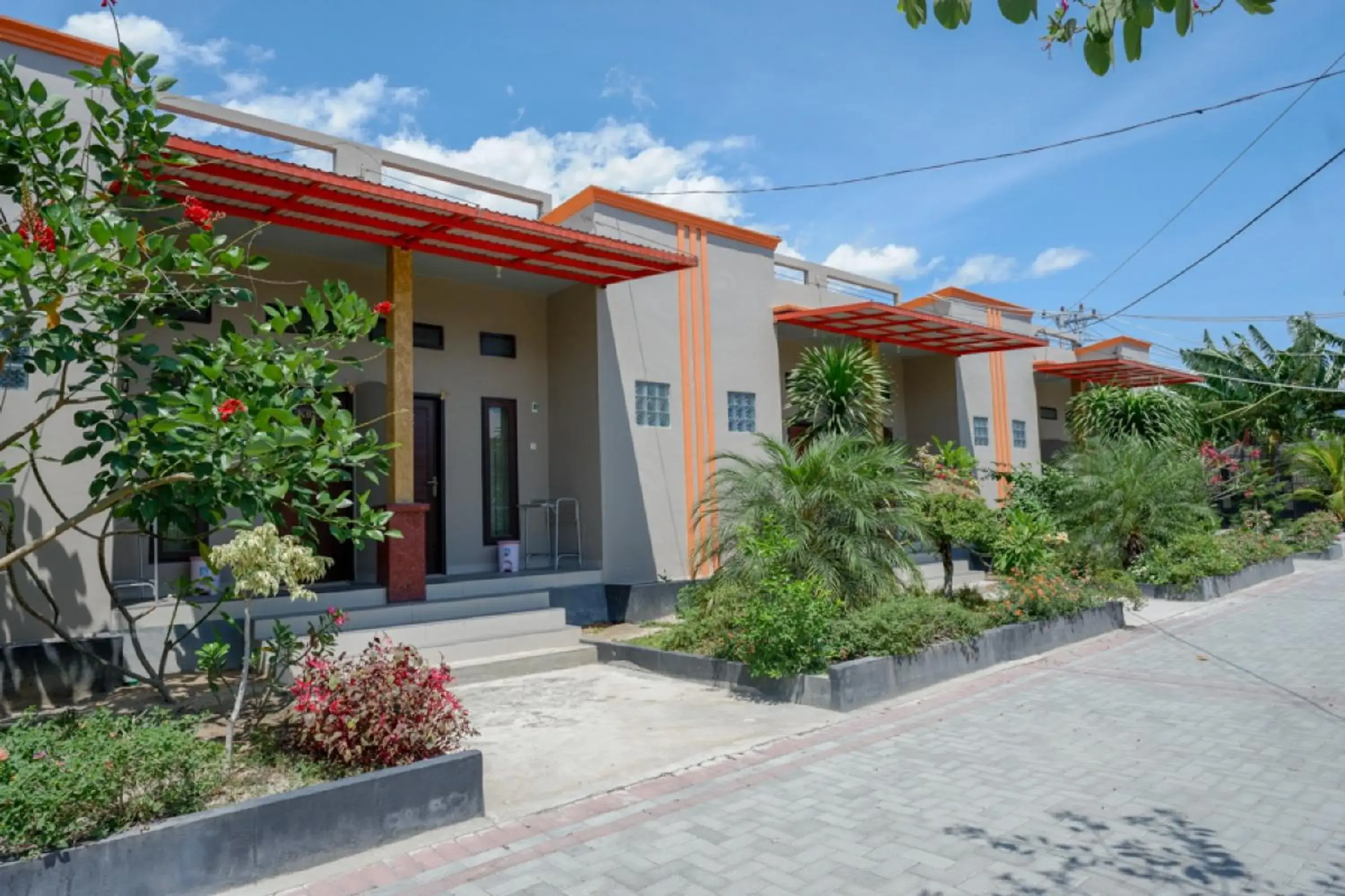 Facade/entrance in RedDoorz near Taman Makam Pahlawan Tatura Facade/entrance in RedDoorz near Taman Makam Pahlawan Tatura