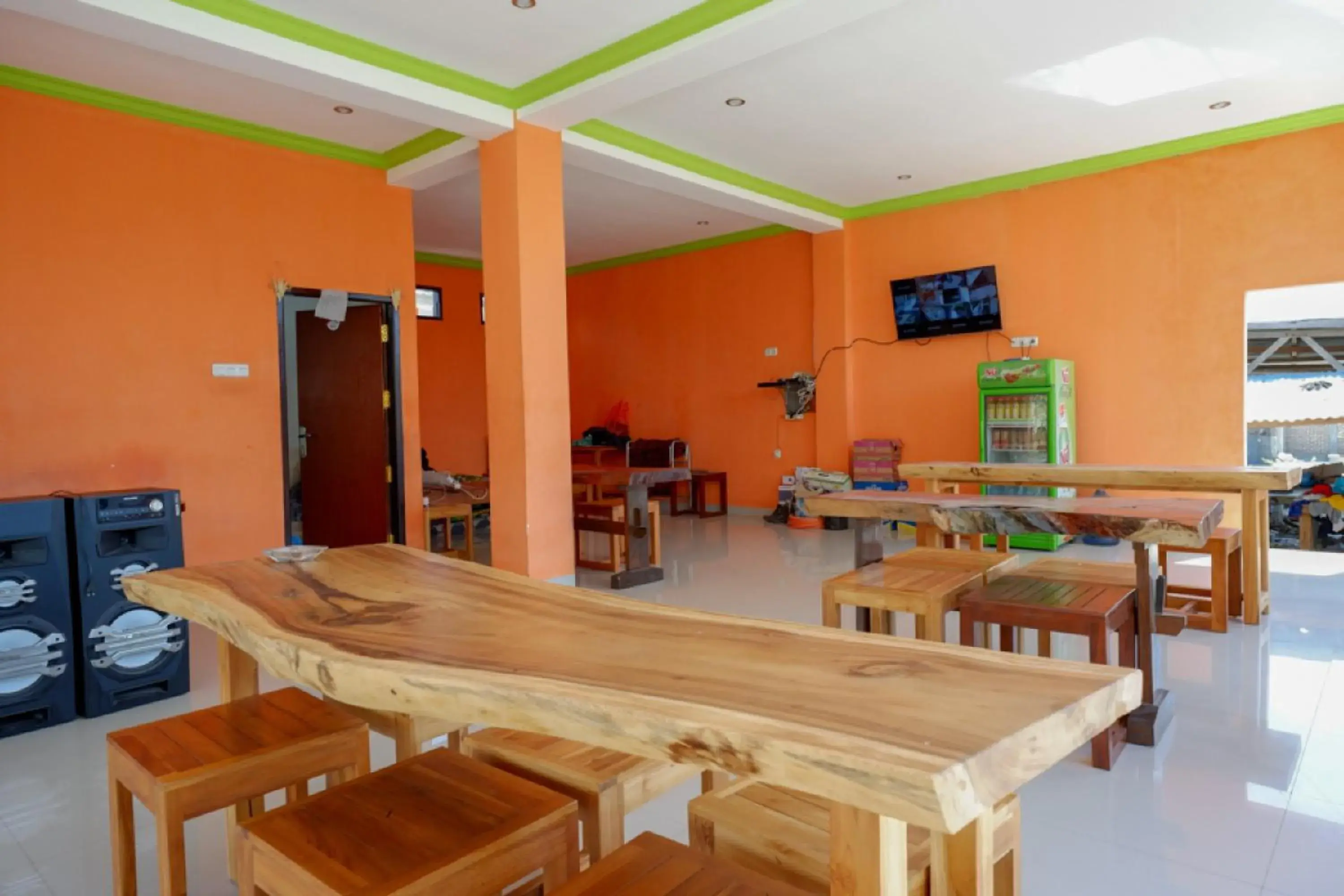 Restaurant/places to eat in RedDoorz near Taman Makam Pahlawan Tatura Restaurant/places to eat in RedDoorz near Taman Makam Pahlawan Tatura