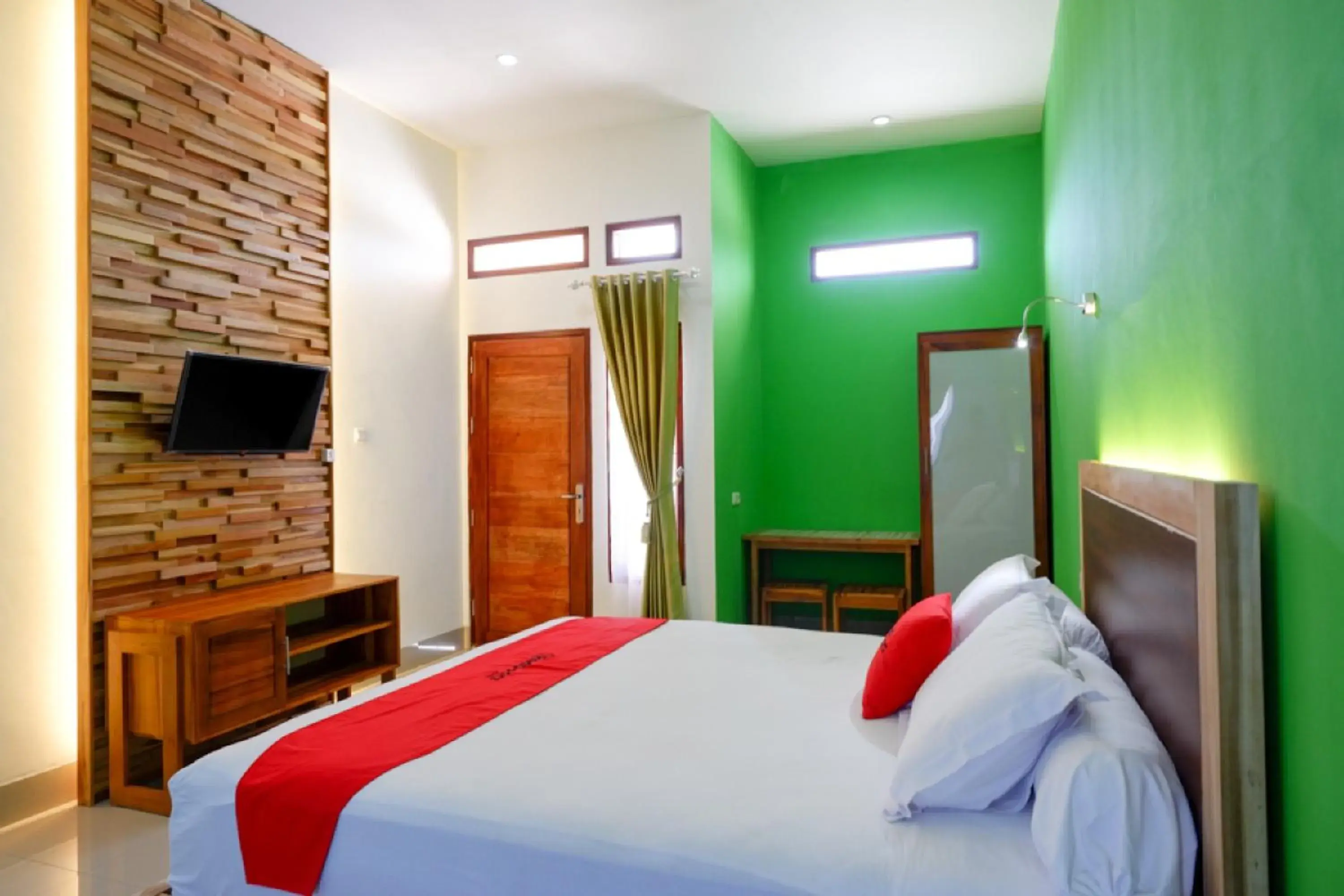 Bedroom, Bed in RedDoorz near Taman Makam Pahlawan Tatura Bedroom, Bed in RedDoorz near Taman Makam Pahlawan Tatura