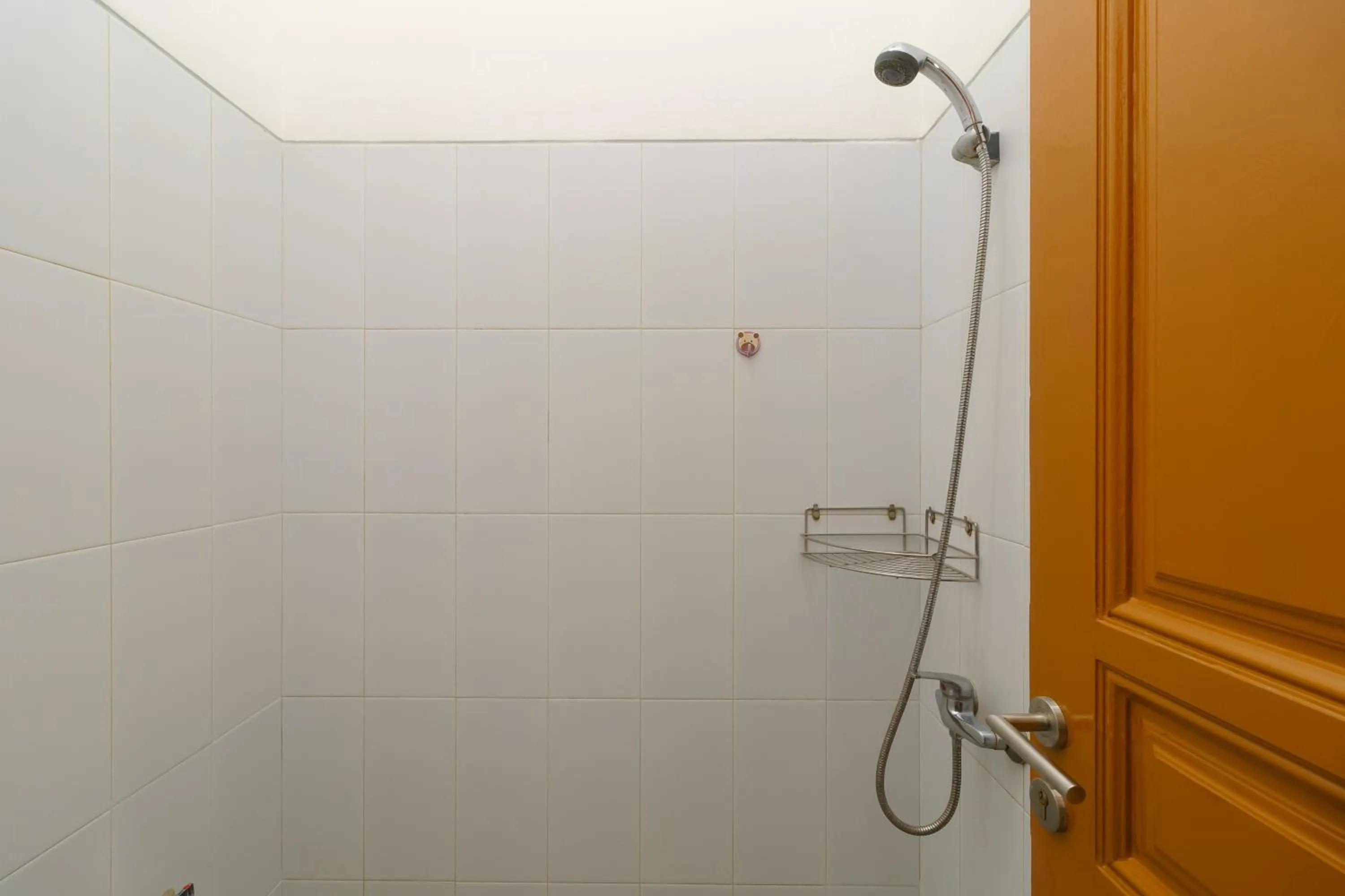 Bathroom in RedDoorz near Kejaksan Station Cirebon 2