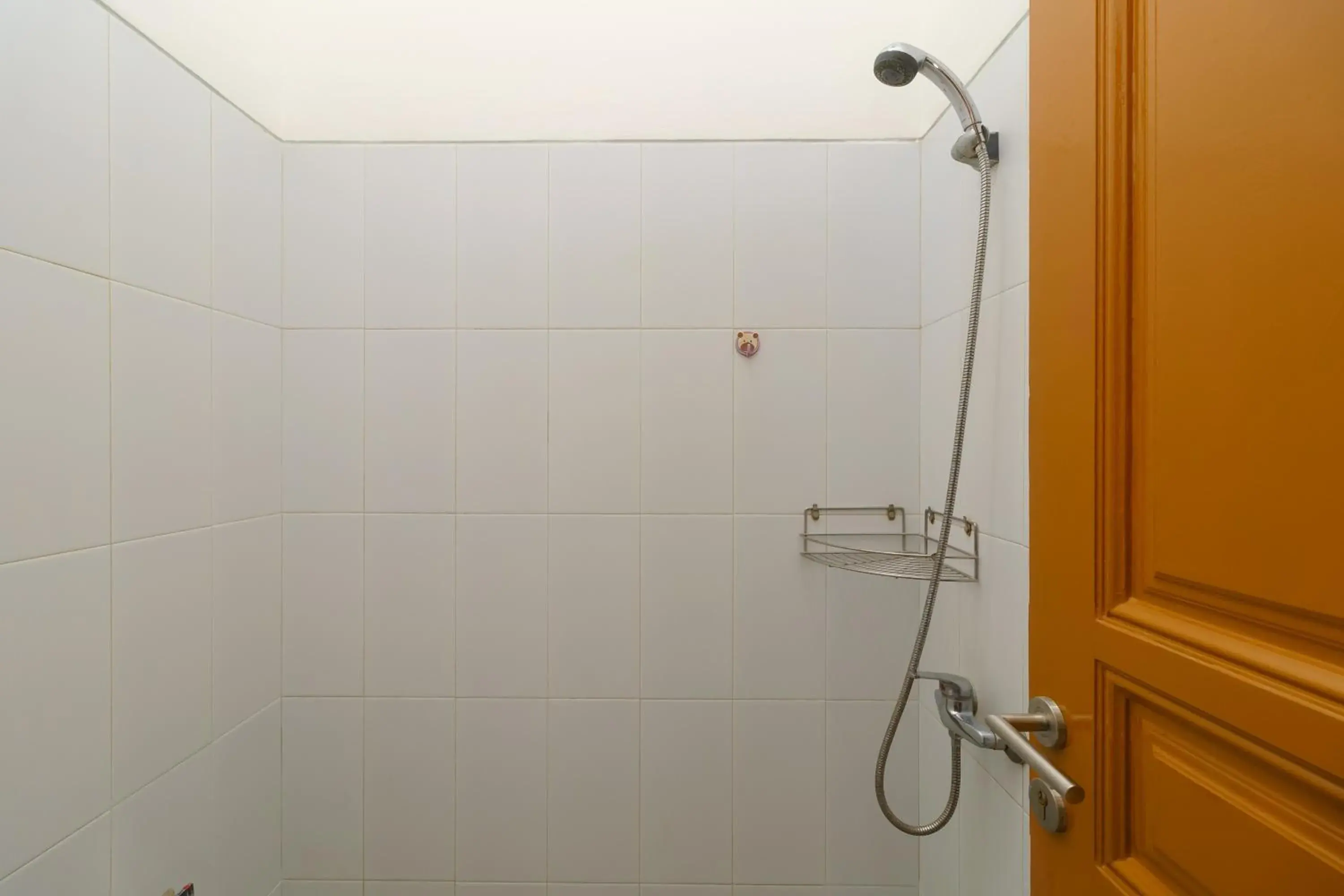 Bathroom in RedDoorz near Kejaksan Station Cirebon 2 Bathroom in RedDoorz near Kejaksan Station Cirebon 2