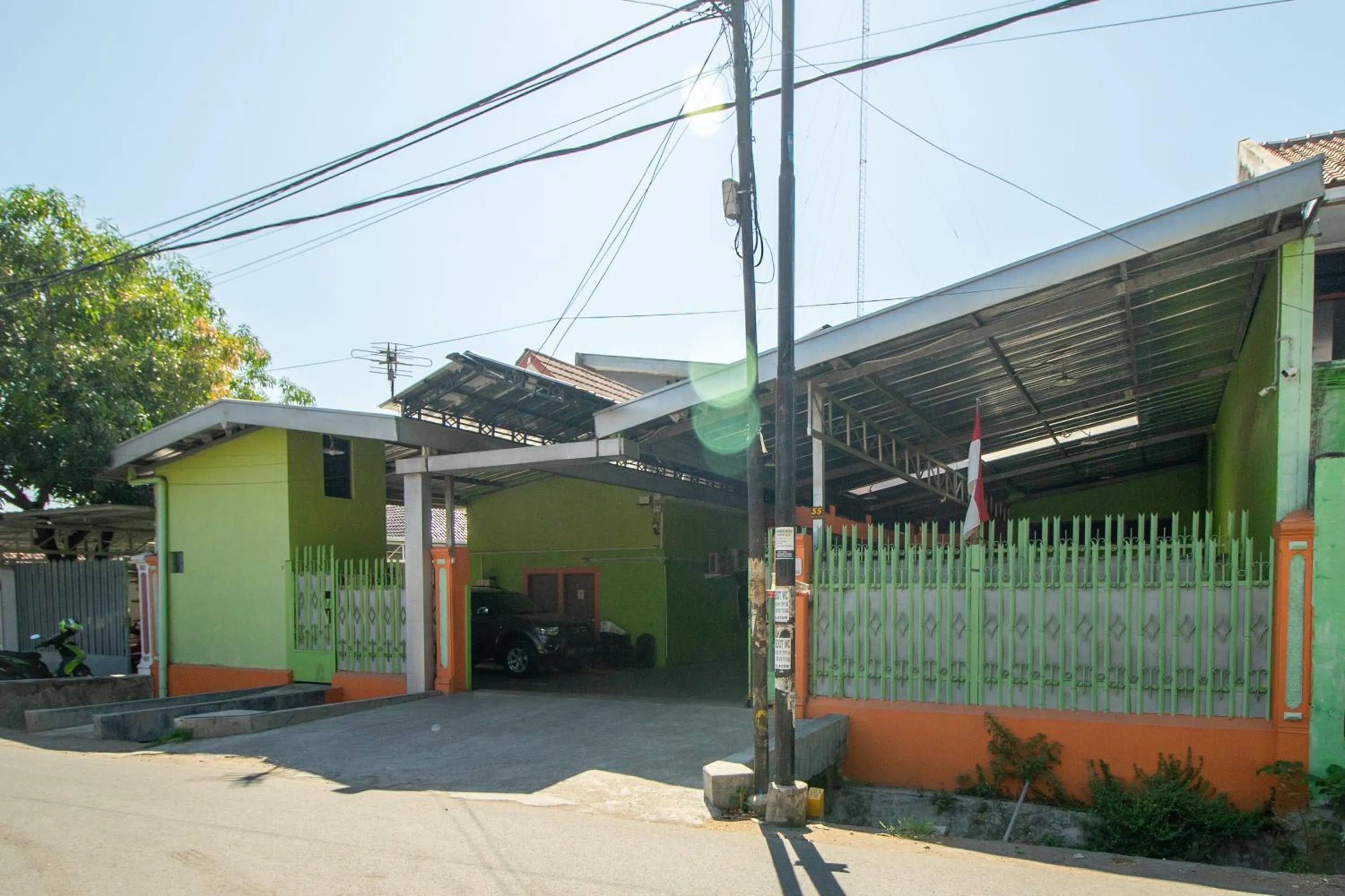 Property building in RedDoorz near Kejaksan Station Cirebon 2