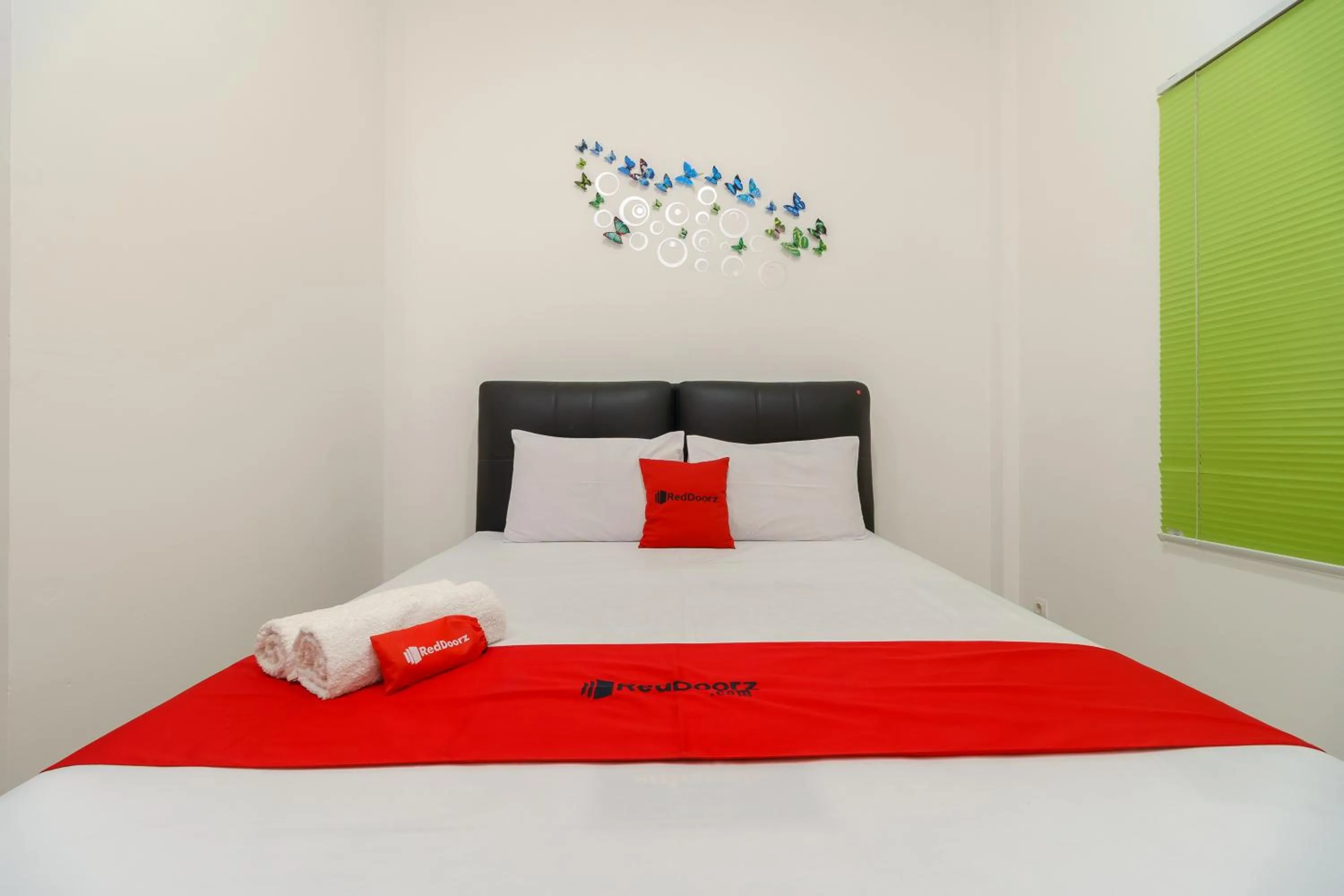 Bedroom, Bed in RedDoorz near Kejaksan Station Cirebon 2