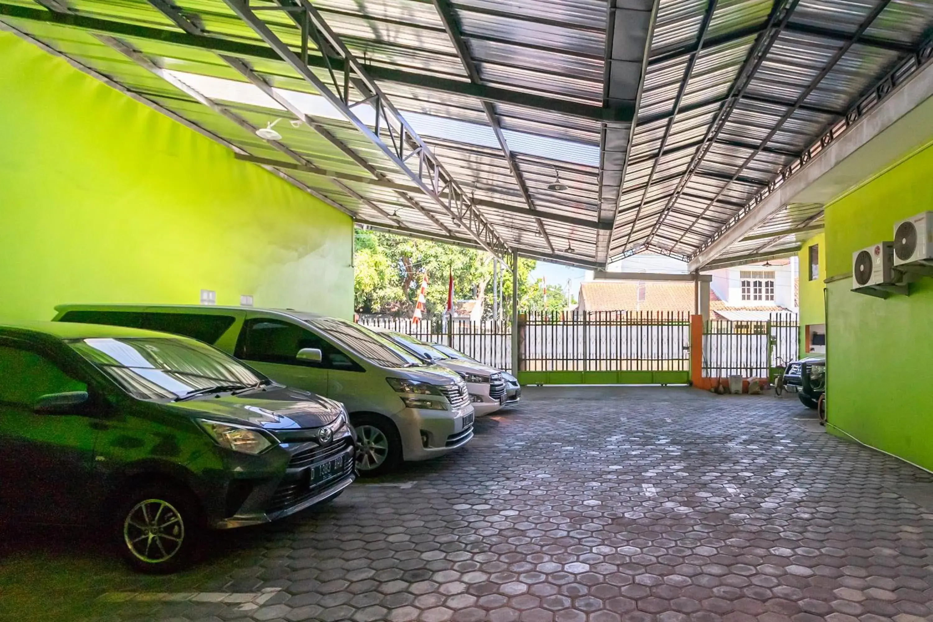 Facade/entrance in RedDoorz near Kejaksan Station Cirebon 2 Facade/entrance in RedDoorz near Kejaksan Station Cirebon 2