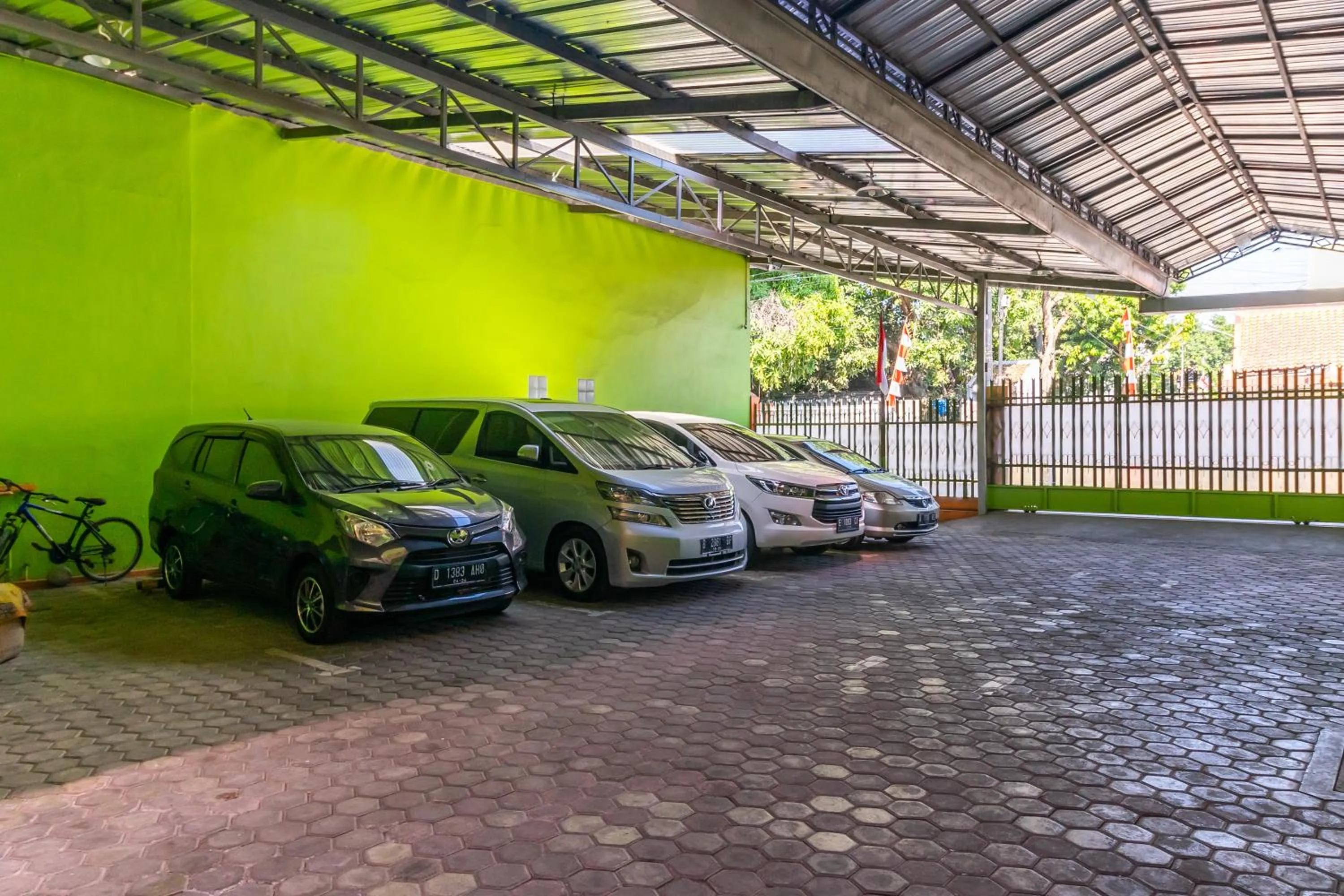 Facade/entrance in RedDoorz near Kejaksan Station Cirebon 2