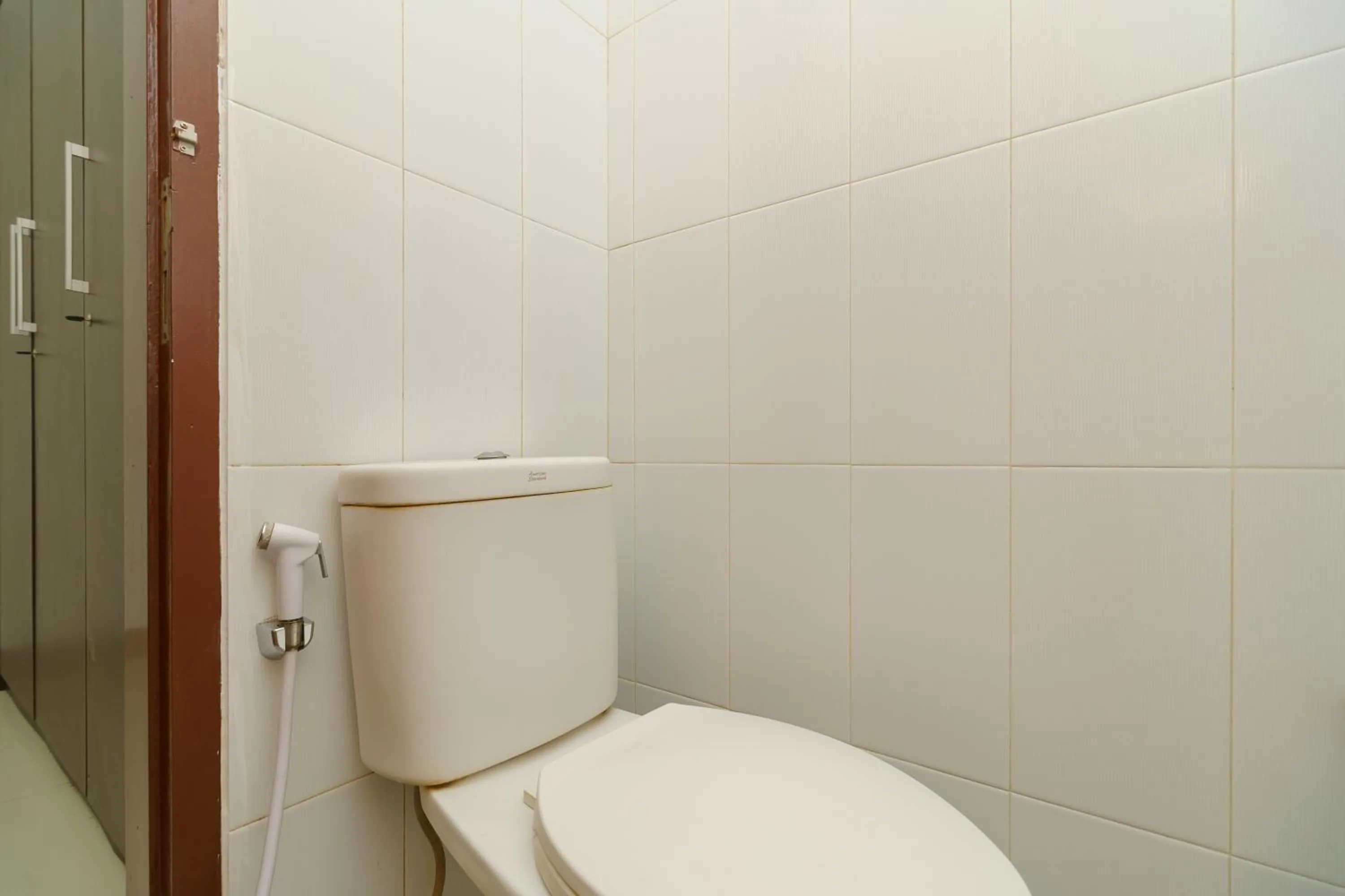 Bathroom in RedDoorz near Kejaksan Station Cirebon 2