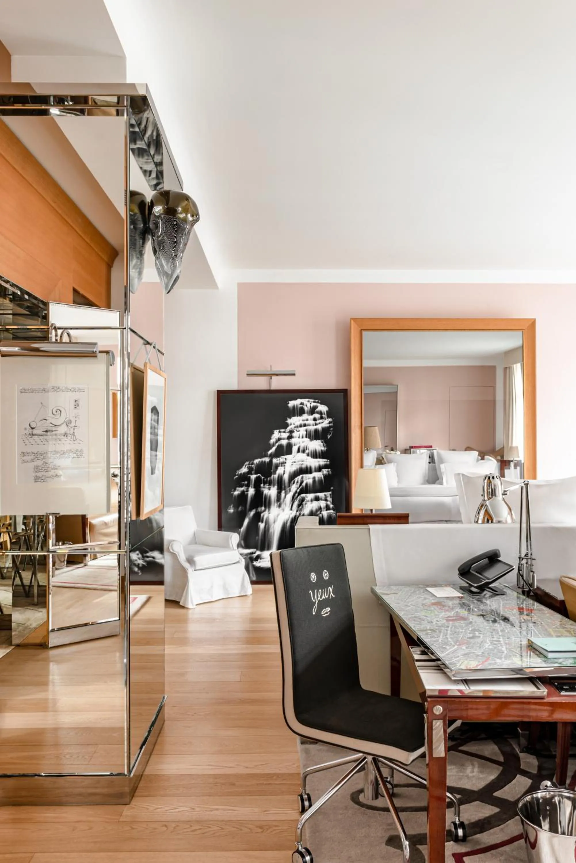 Living room, Bed in Hôtel Le Royal Monceau Raffles Paris