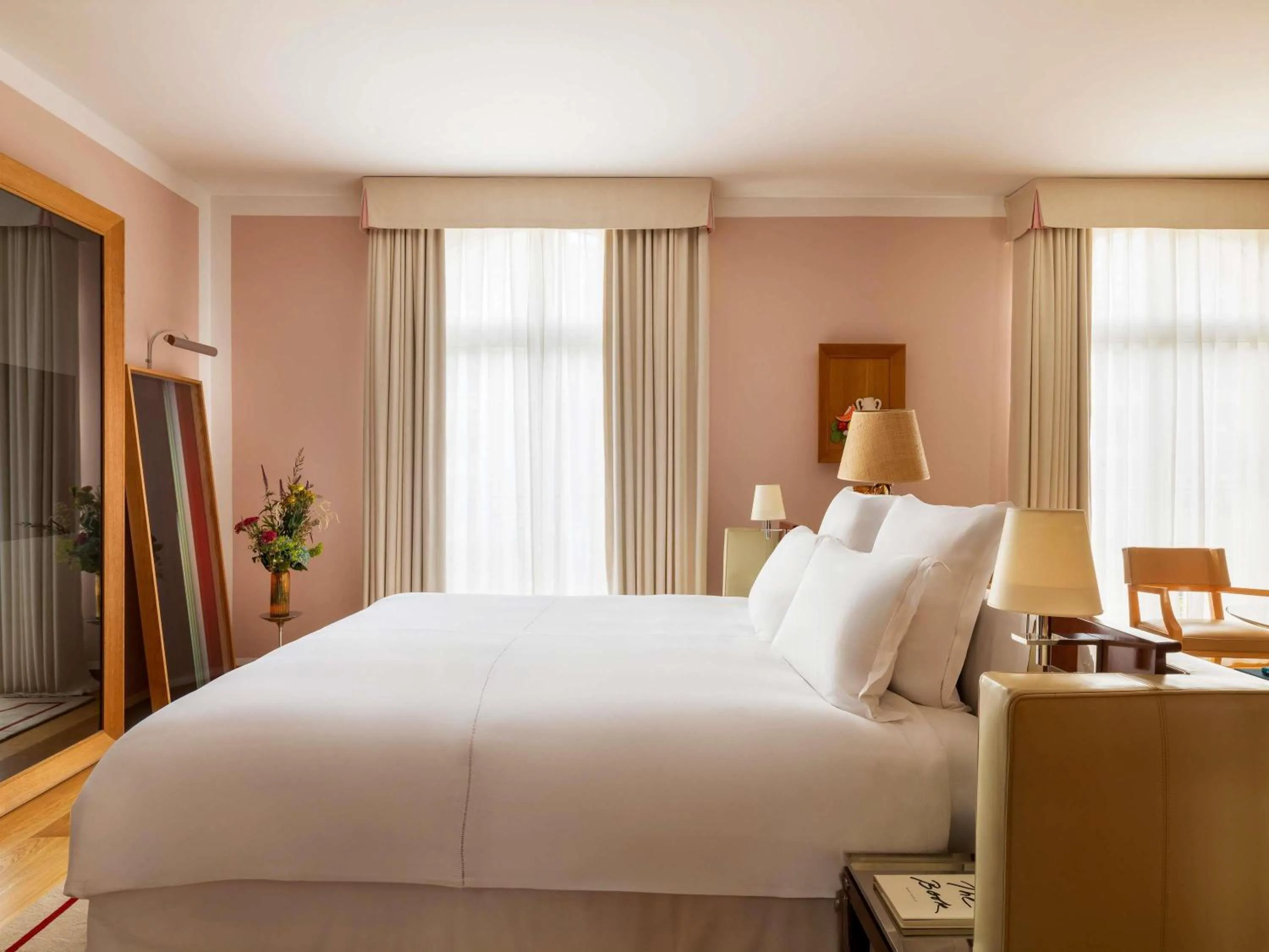 Bedroom, Bed in Hôtel Le Royal Monceau Raffles Paris