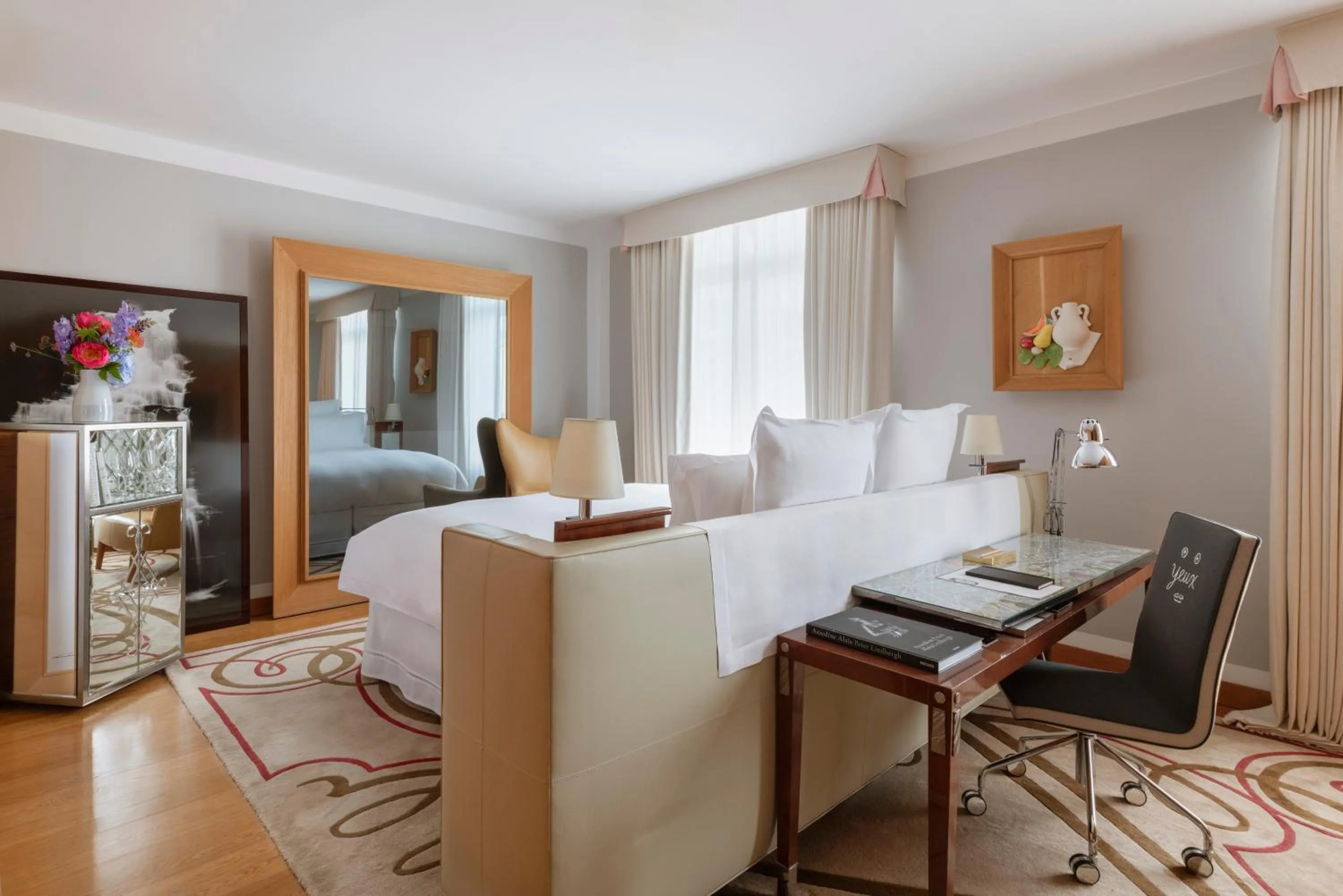 Bedroom, Bed in Hôtel Le Royal Monceau Raffles Paris