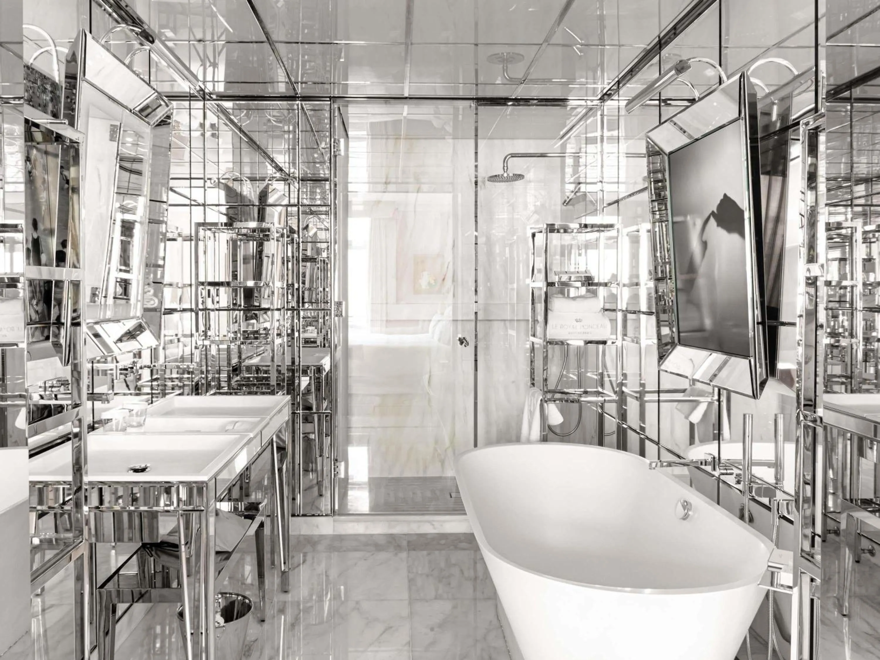 Bedroom in Hôtel Le Royal Monceau Raffles Paris